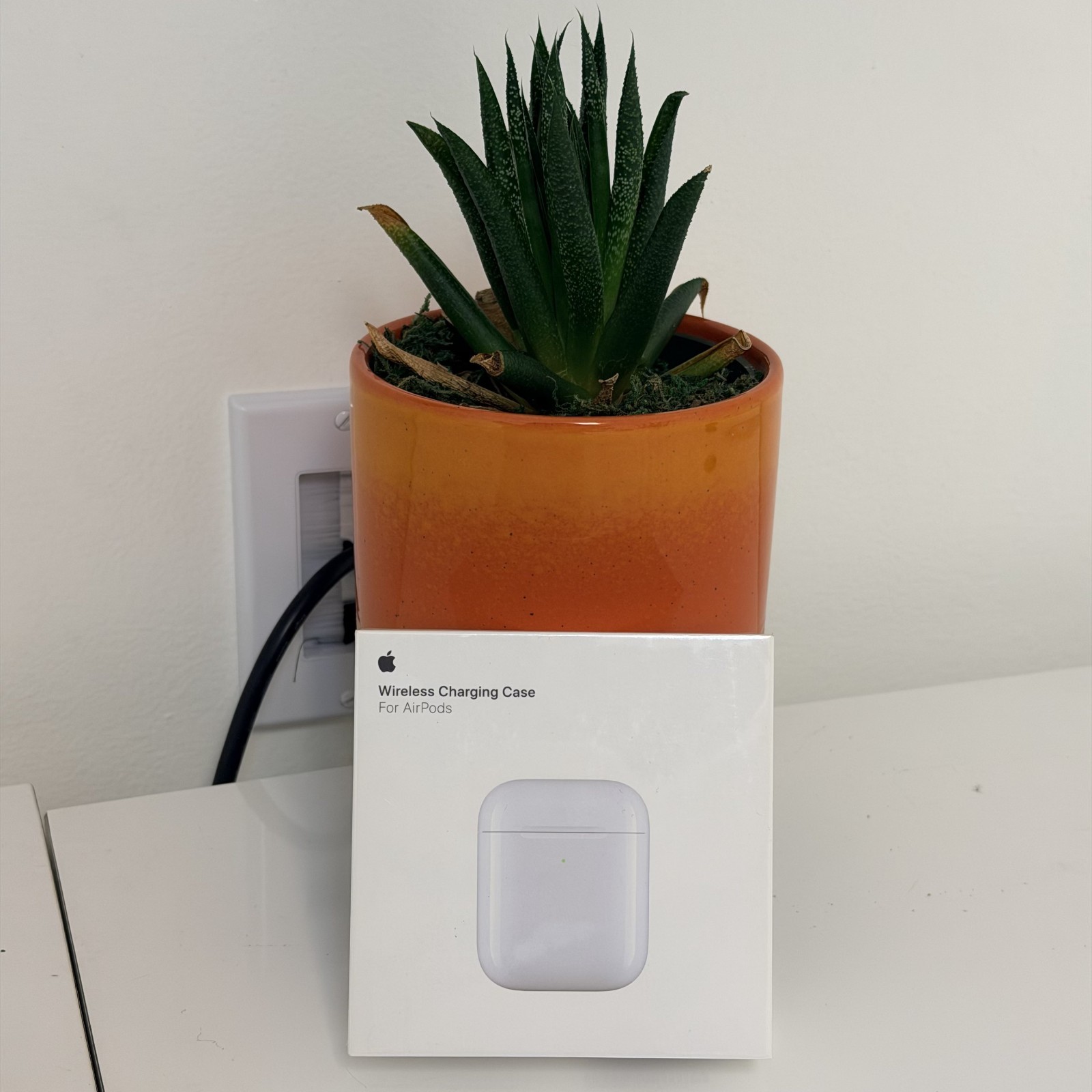 New Apple Wireless Charging Case for AirPods 1st / 2nd Gen White MR8U2AM/A A1938