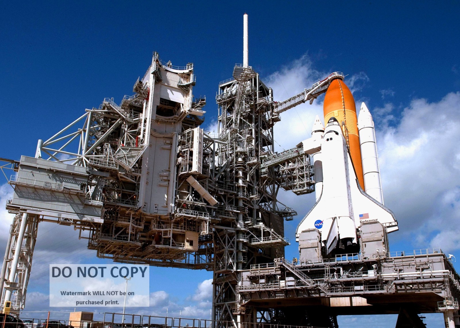 5X7 NASA PHOTO - SPACE SHUTTLE ENDEAVOUR (STS-134) ON LAUNCH PAD 39A (ZZ-607)