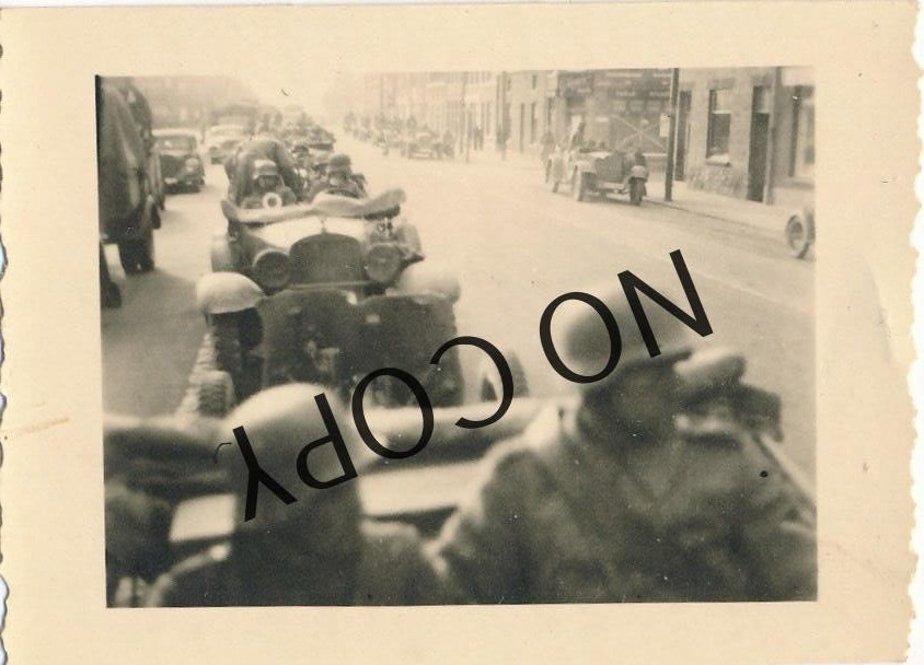 Photo WK2 - France Wehrmacht Soldiers in Paris Vehicle Column X102