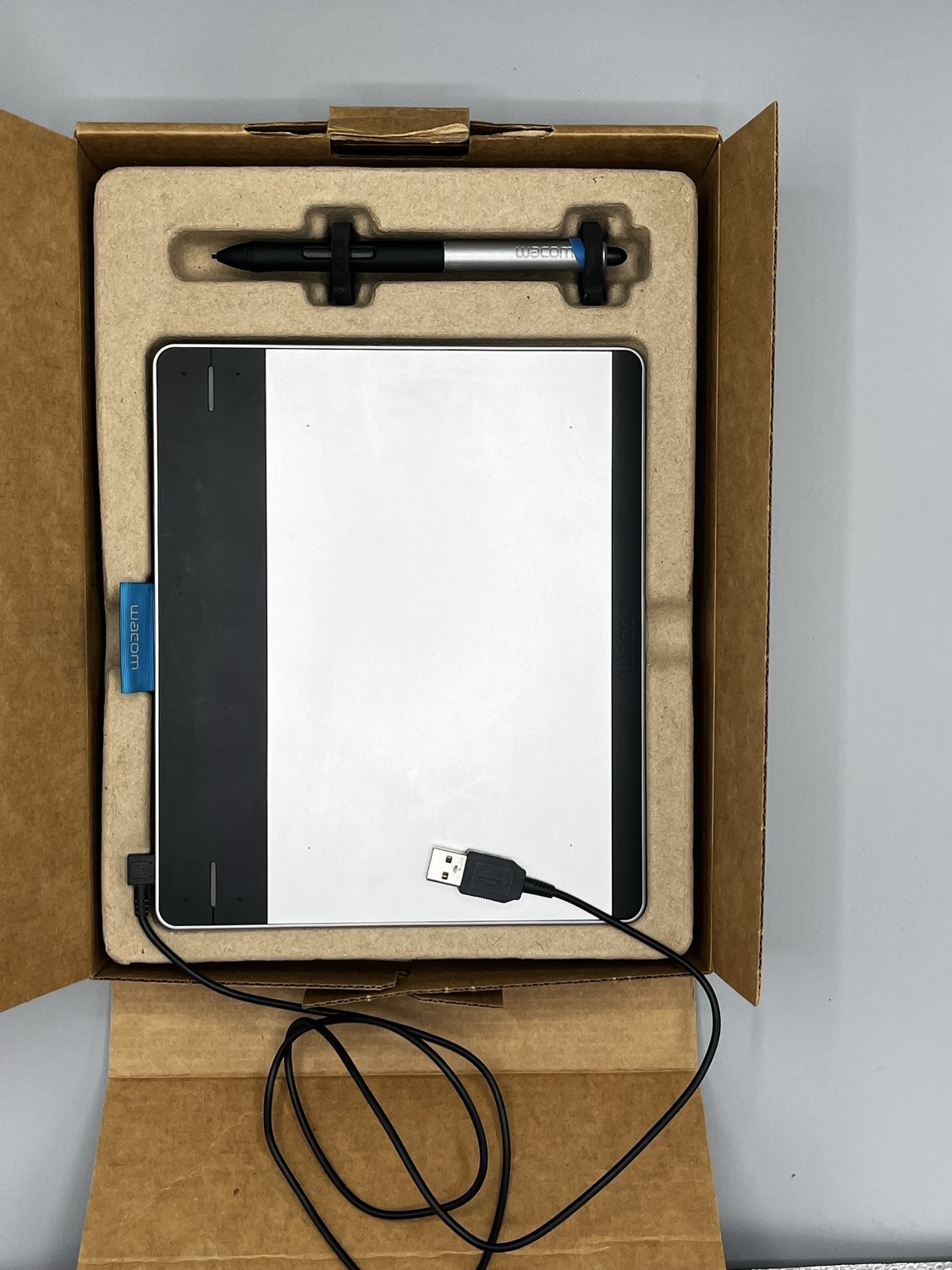 Wacom Intuos CTH-480 Small Pen & Touch Graphics Drawing Tablet Complete In Box