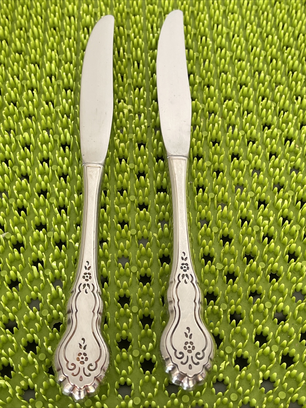 Oneida FOLK ART Stainless 2 Dinner Knives Meredith Burnished Flatware - 9"