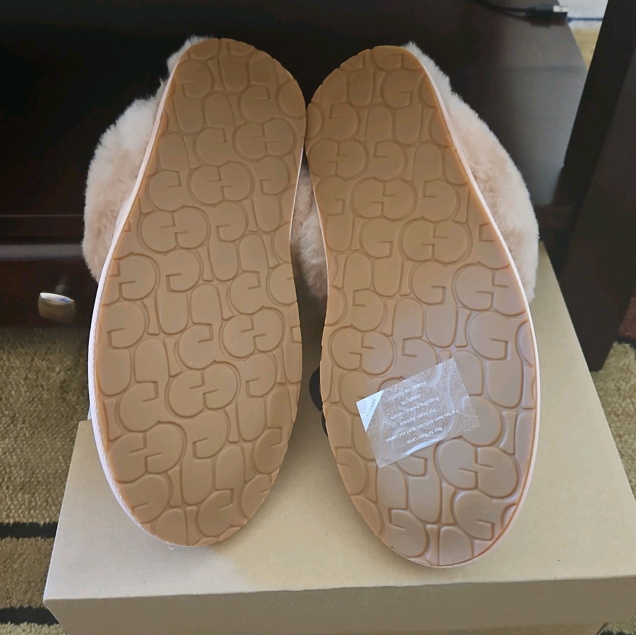 NIB UGG Women's Scuffette in Beige Blush