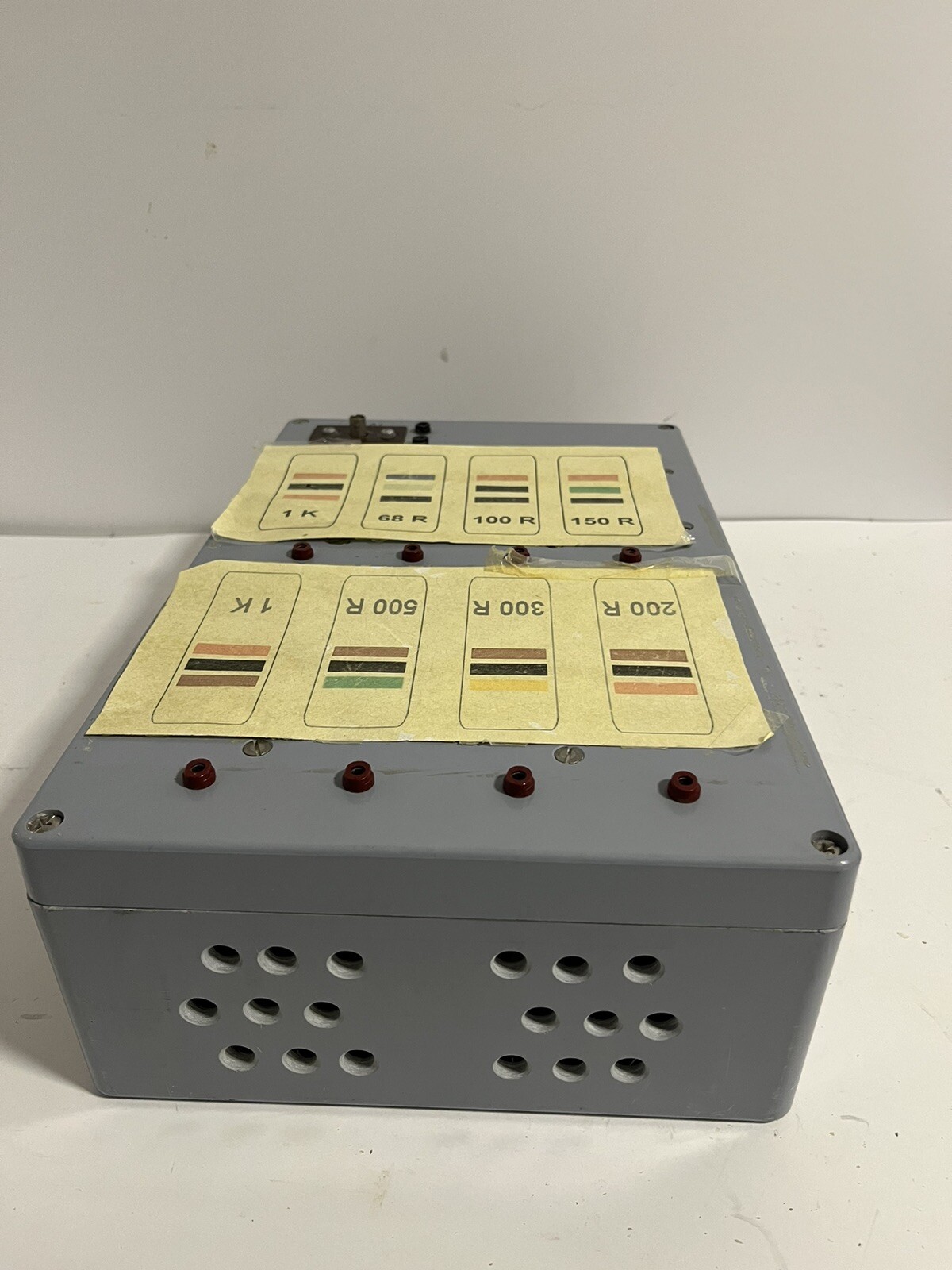 Resistance deca box for calibration and test