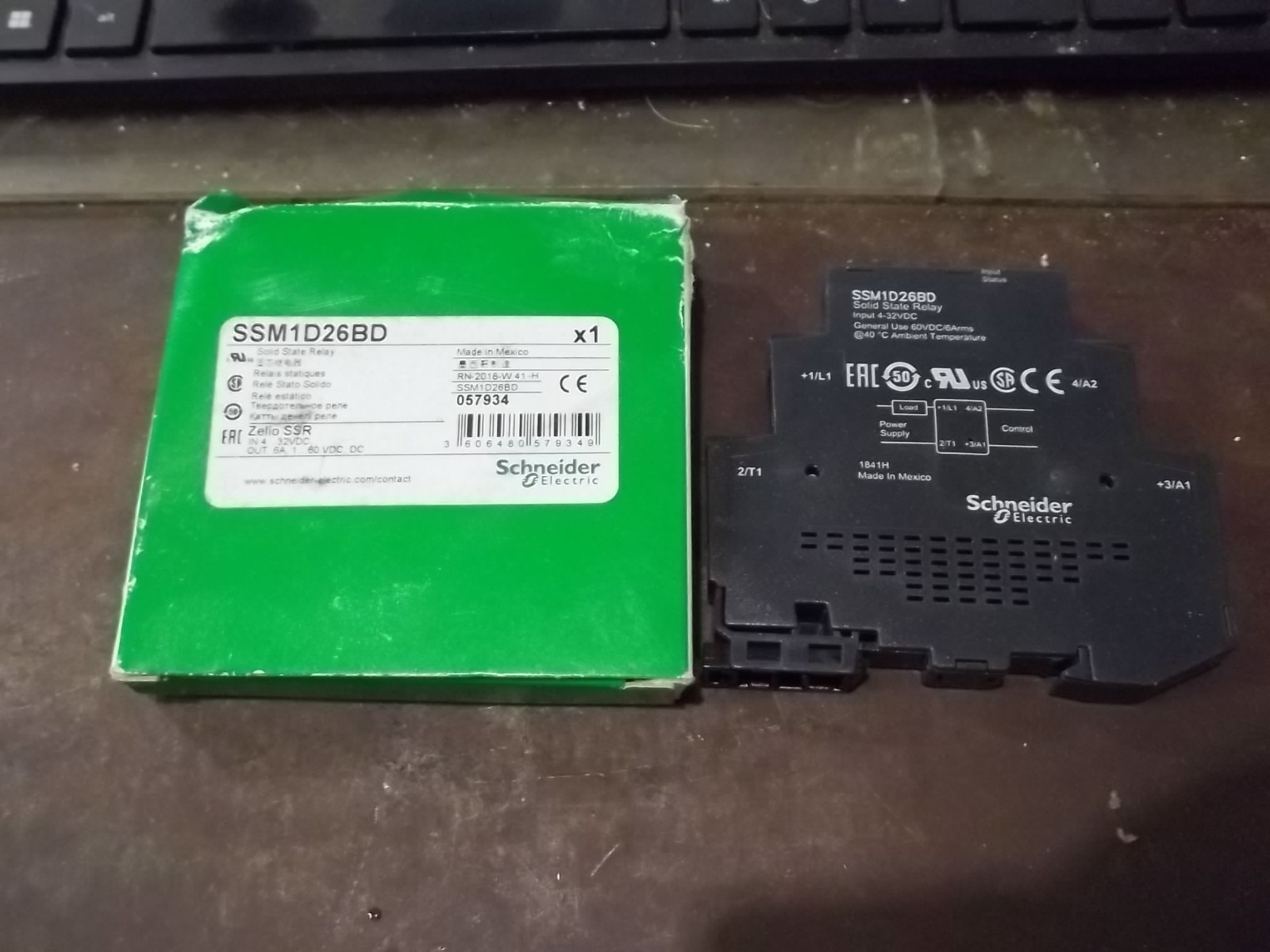 NIB SCHNEIDER SSM1D26BD SOLID STATE RELAY (WL52-2)