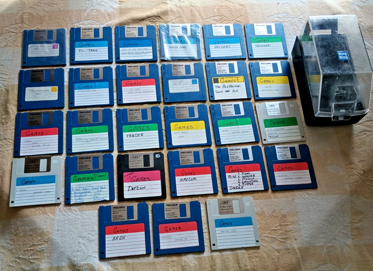 30+ Game Lot w/27 3.5” CD Floppy Disk & Floppy Disk Container Holder