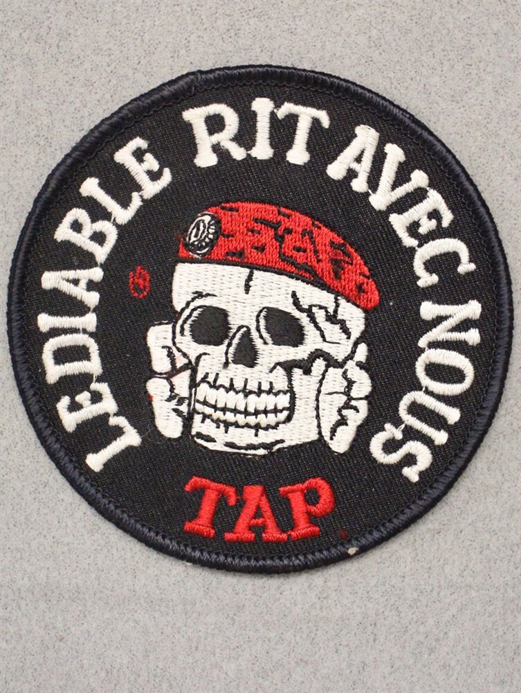 French Cloth Badge 5156: Troupes Aeroportees "le Diable Rit Avec Nous"