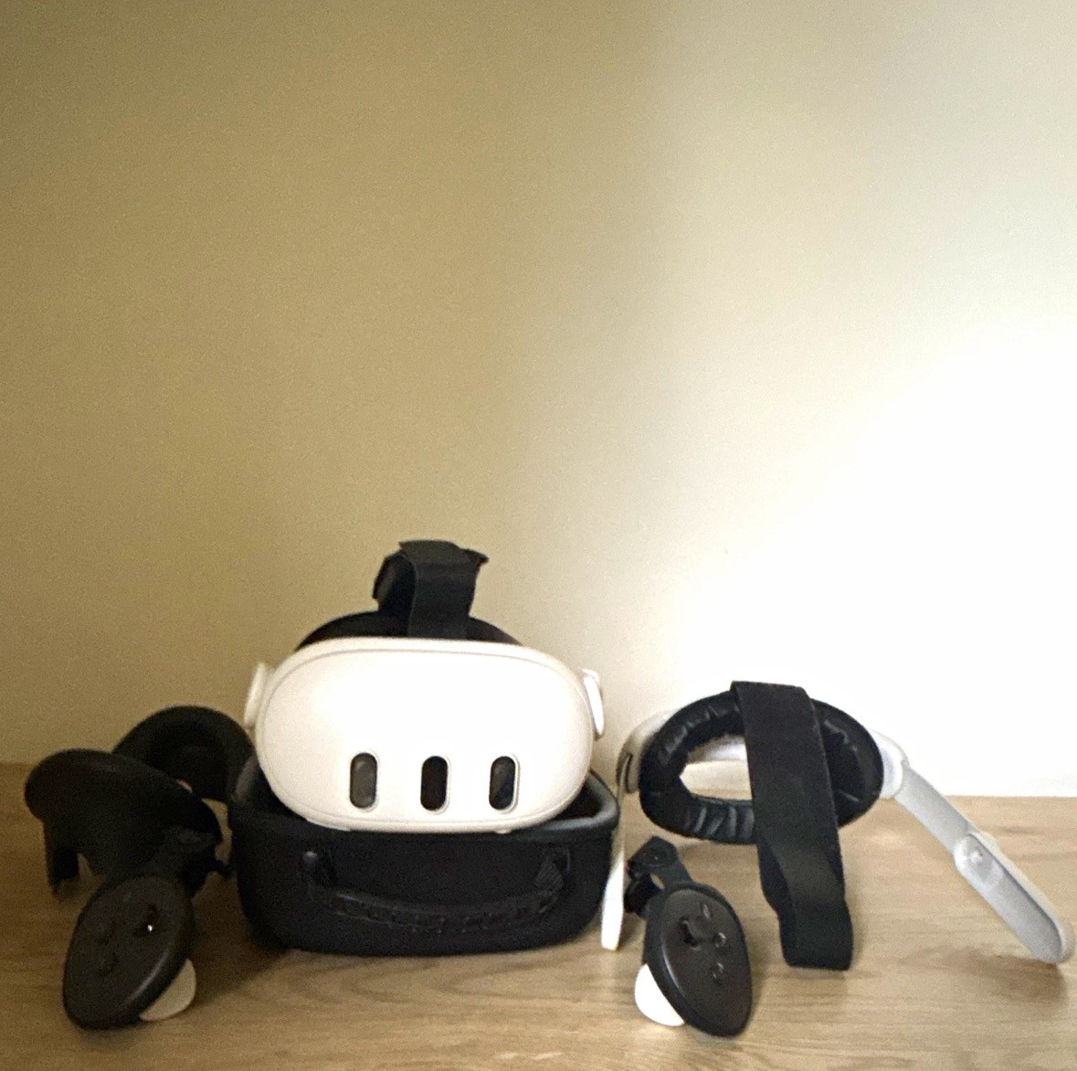 Meta Quest 3 + Controllers 128GB, Accessories, Grips, Faceplate, Headstrap, Etc.