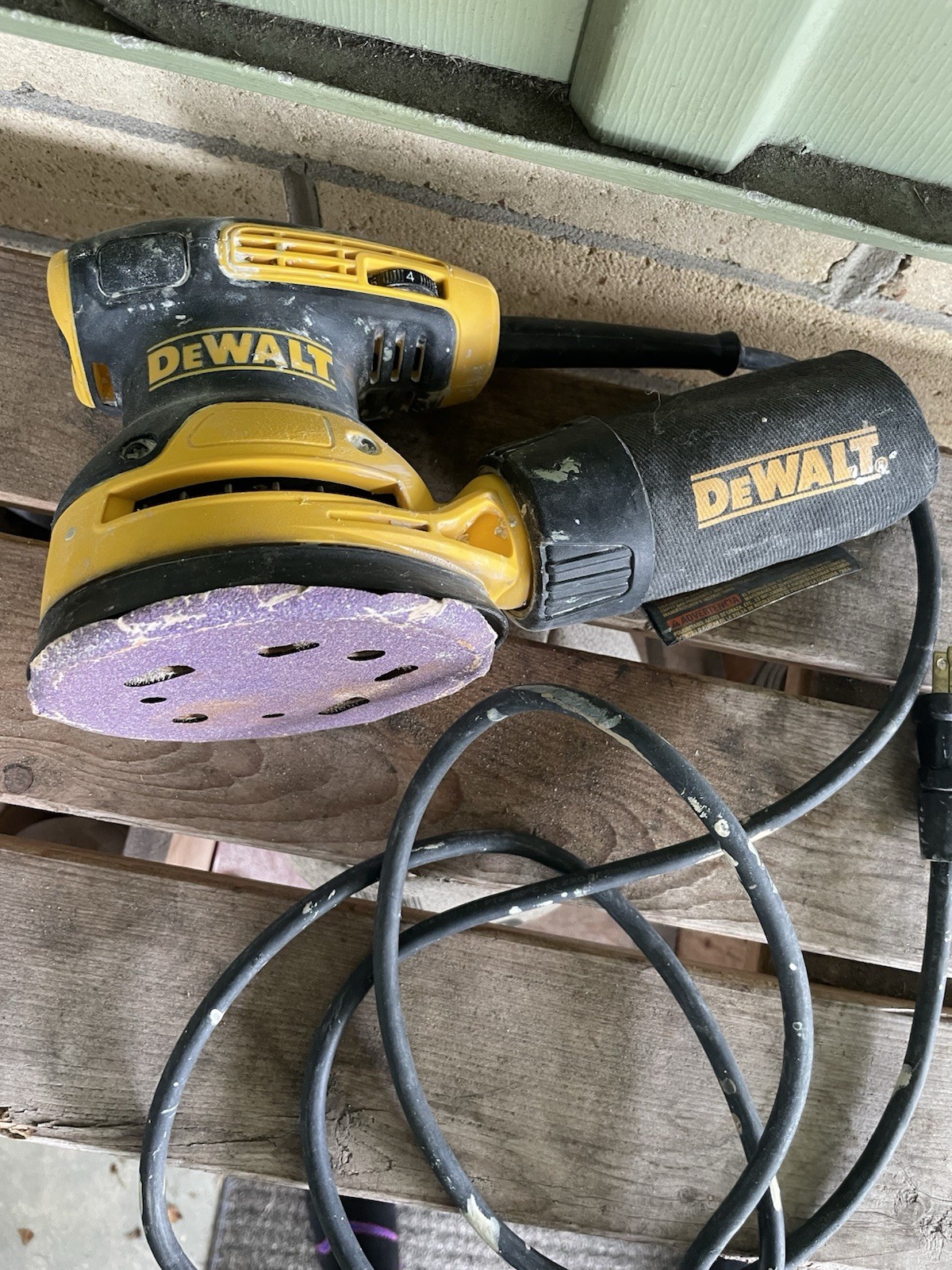Dewalt DWE6423 5 inch Variable Speed Random Orbit Sander