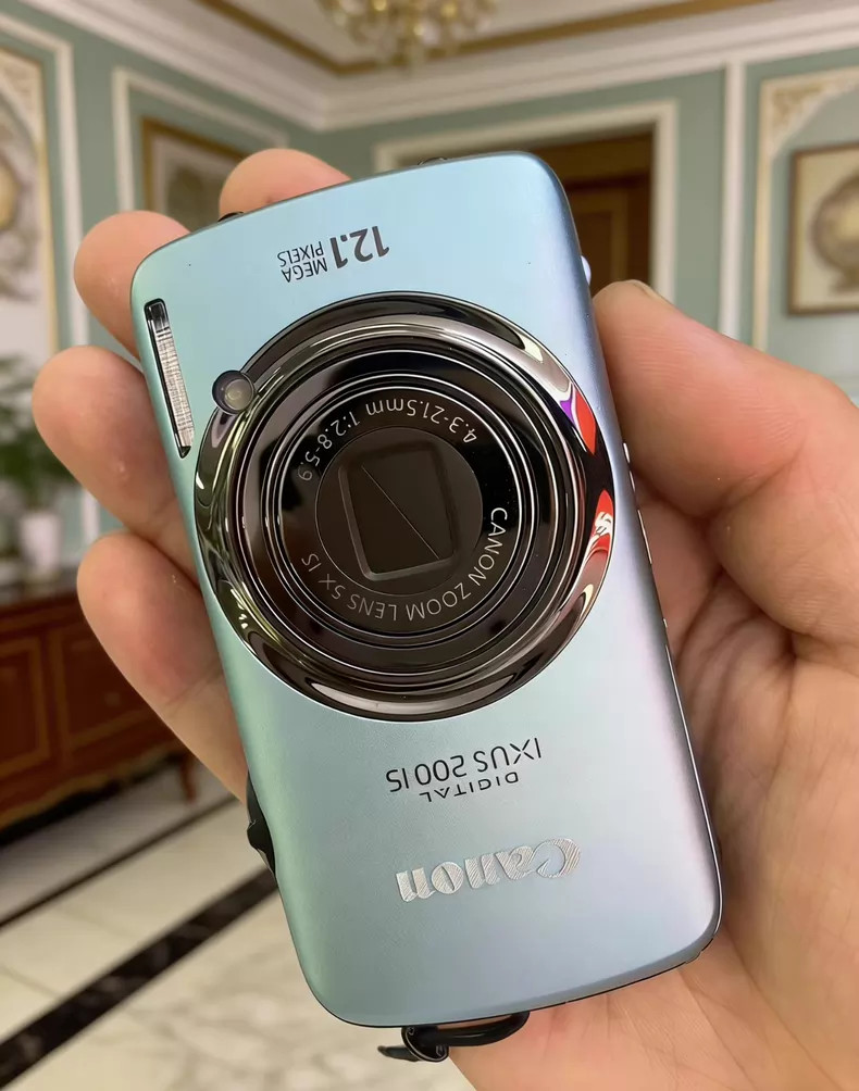 Canon IXUS 200 IS 12.1MP 5x Optical Zoom CCD Digital Camera Blue