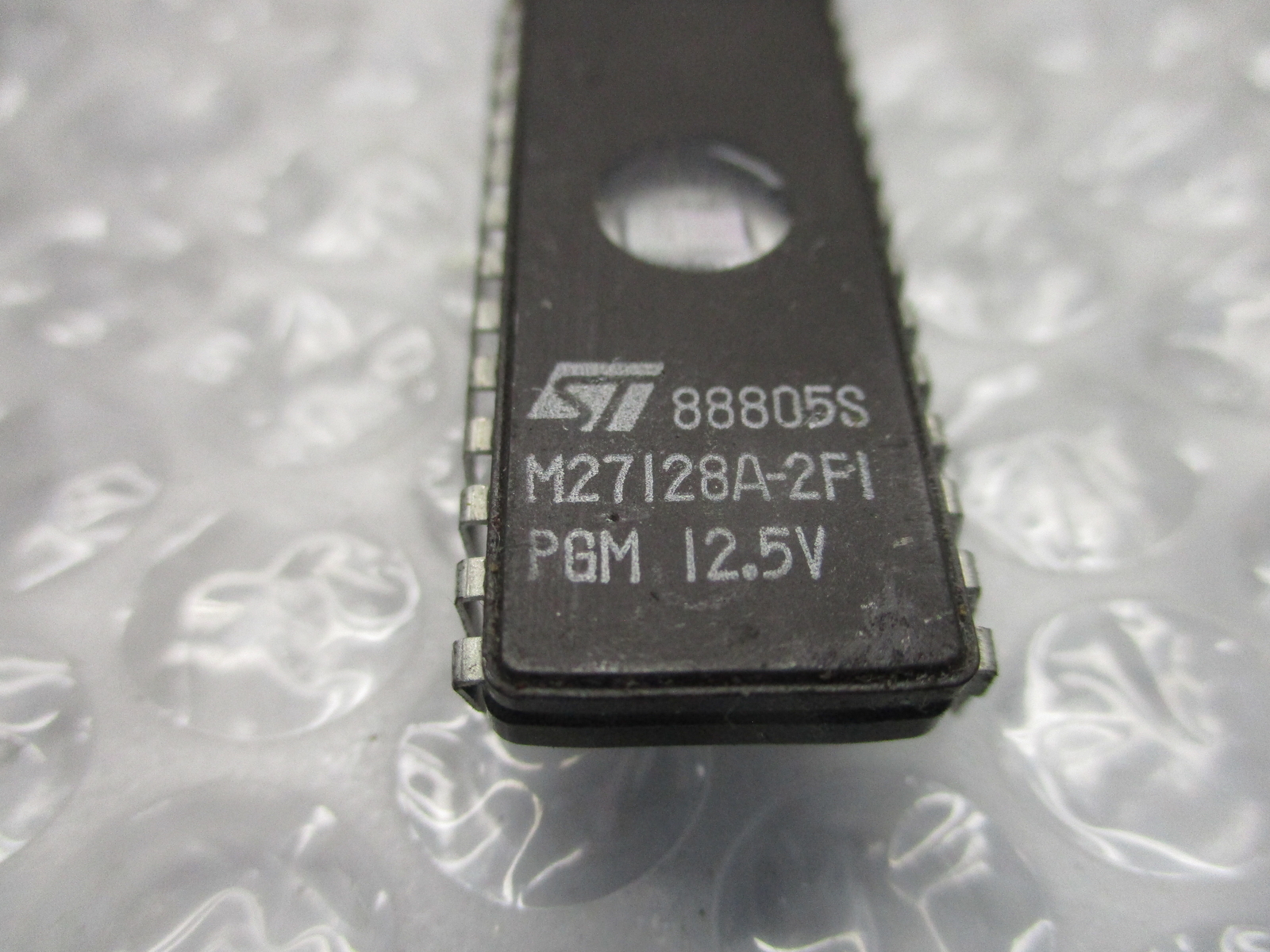 ST 88805S M27128A-2FI INTEGRATED CIRCUIT NSNP