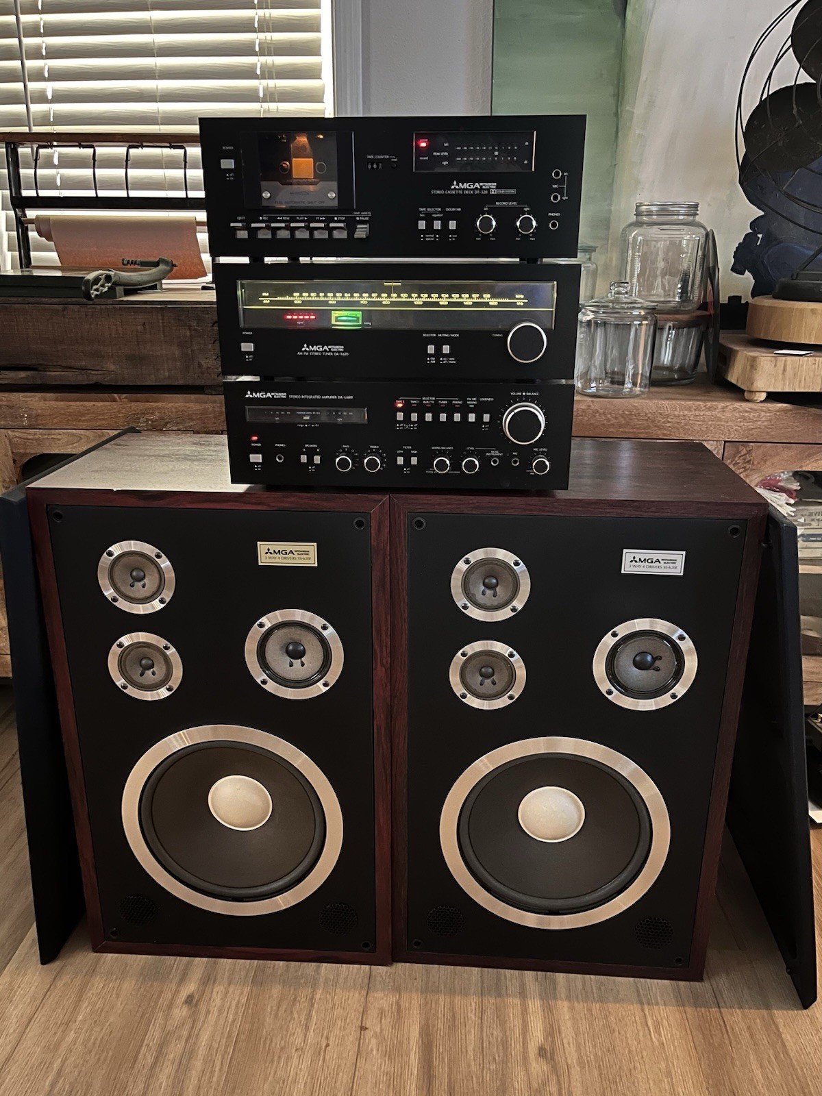 Mitsubishi MGA DA-U620 Integrated Amp, Stereo Receiver, Cassette Deck & Speakers