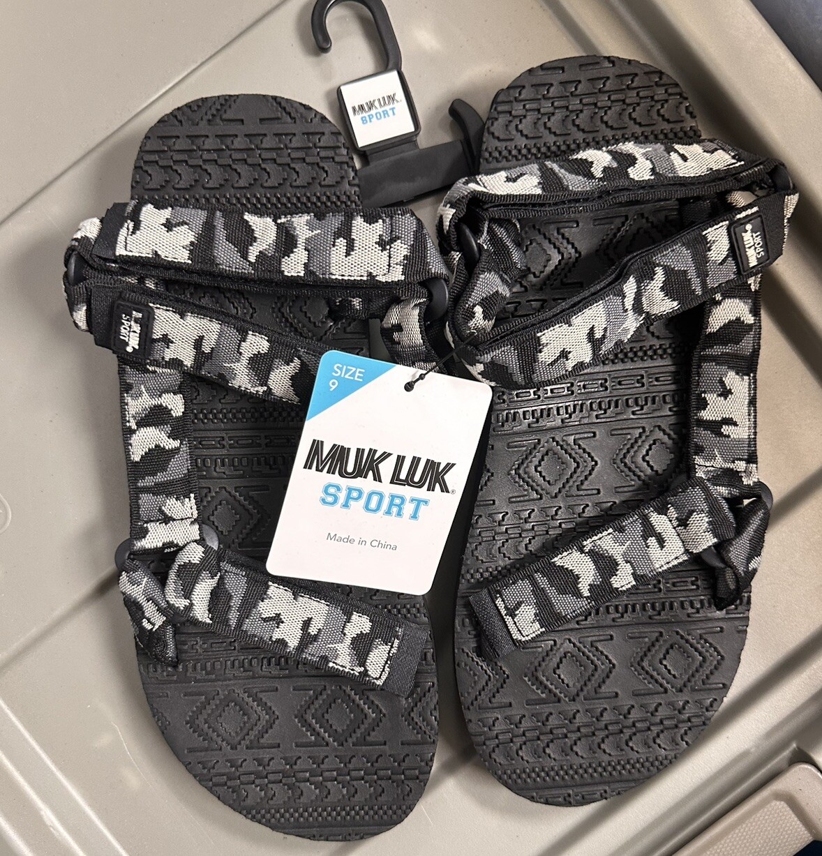 $60 Muk Luk sport black gray camo Sandals Men’s Size 9 shoes Memory foam insoles