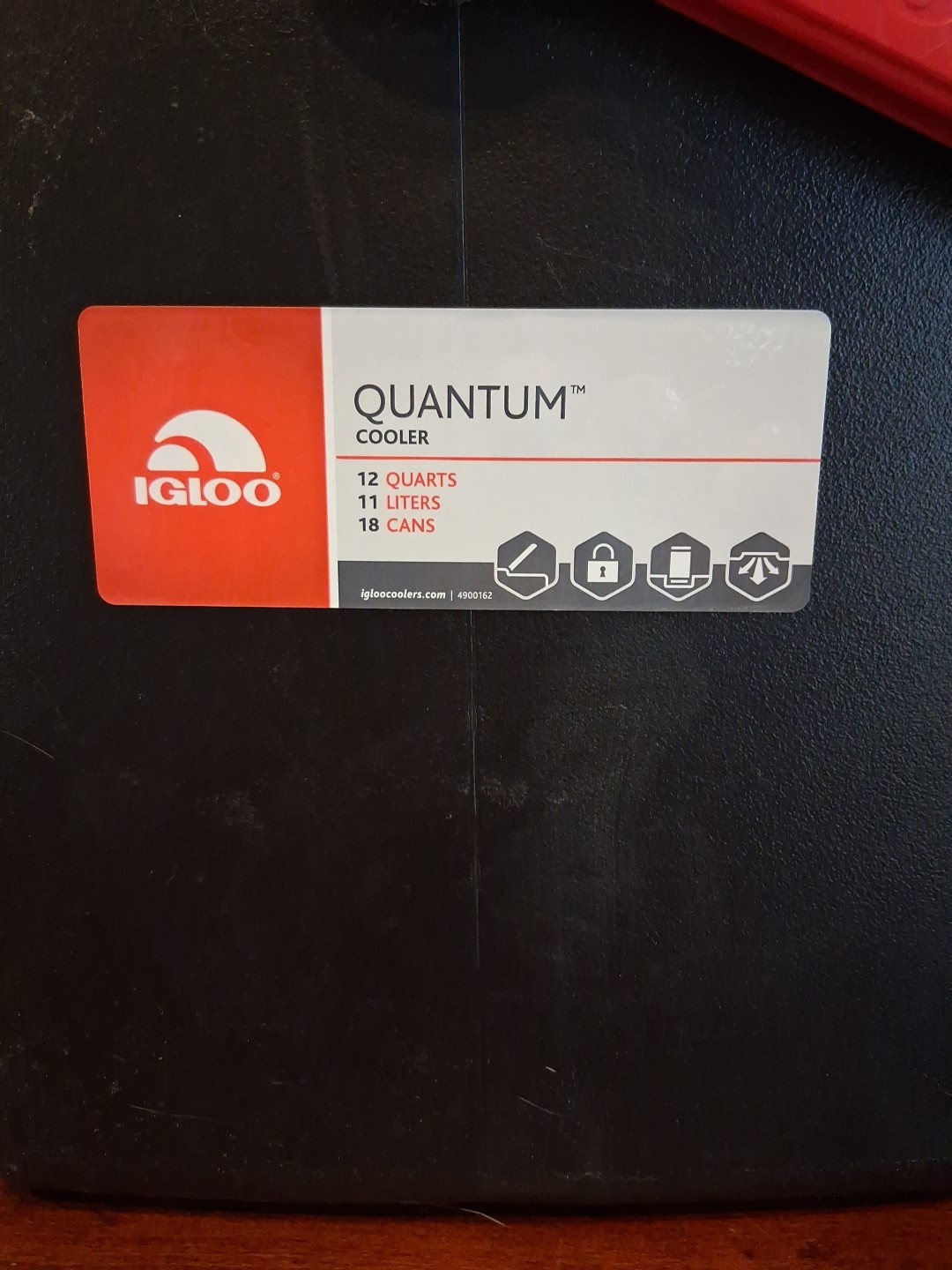 Igloo Quantum 12 cooler 18 Pack capacity Lockable USA. 12 Quart Red White Black