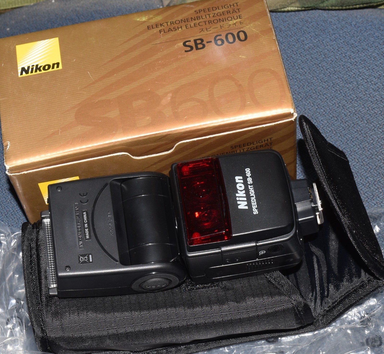 Nikon Speedlight SB-600 Shoe Mount Flash in the Original Box & SOFT CASE