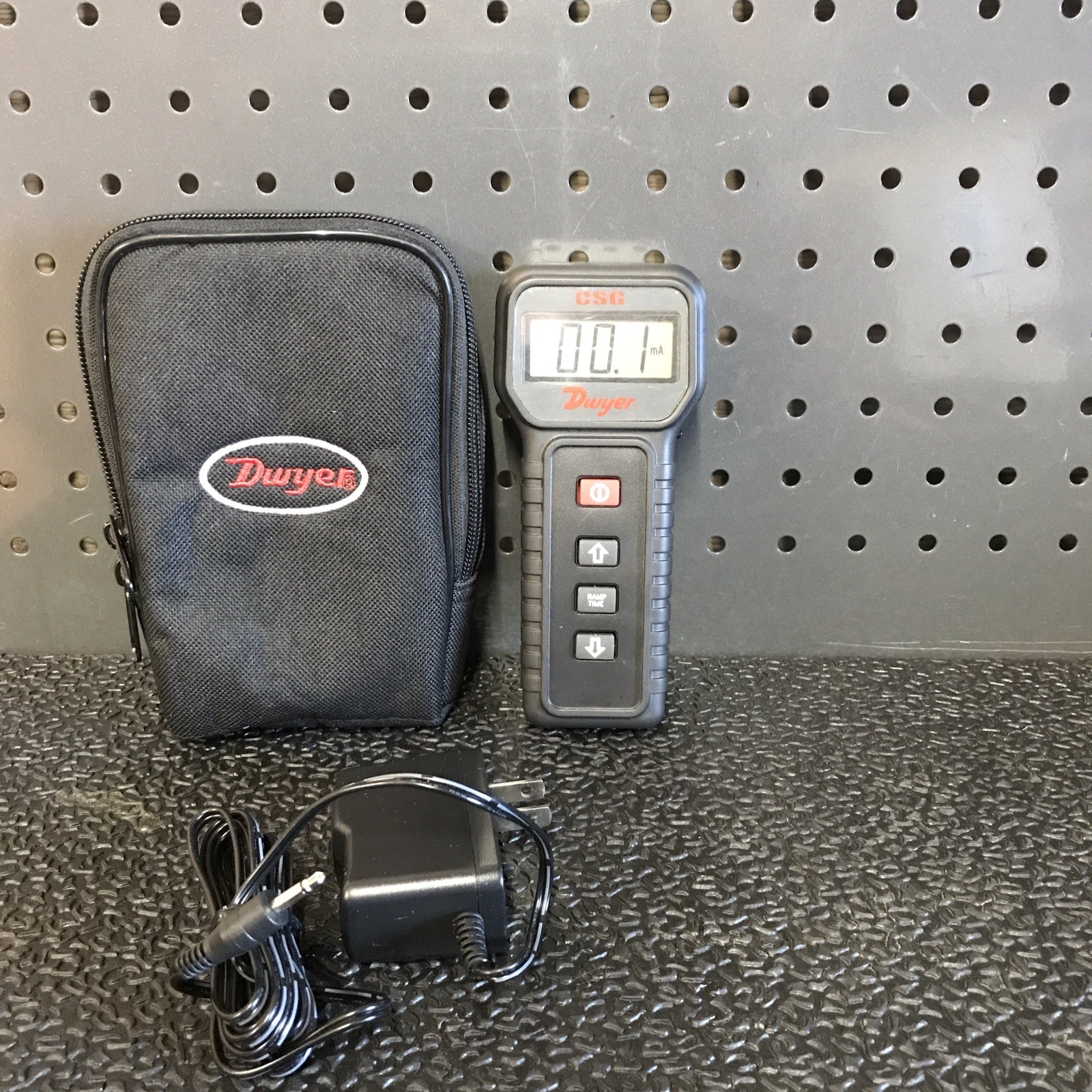 DWYER CSG 15D15 CURRENT / VOLTAGE CALIBRATOR