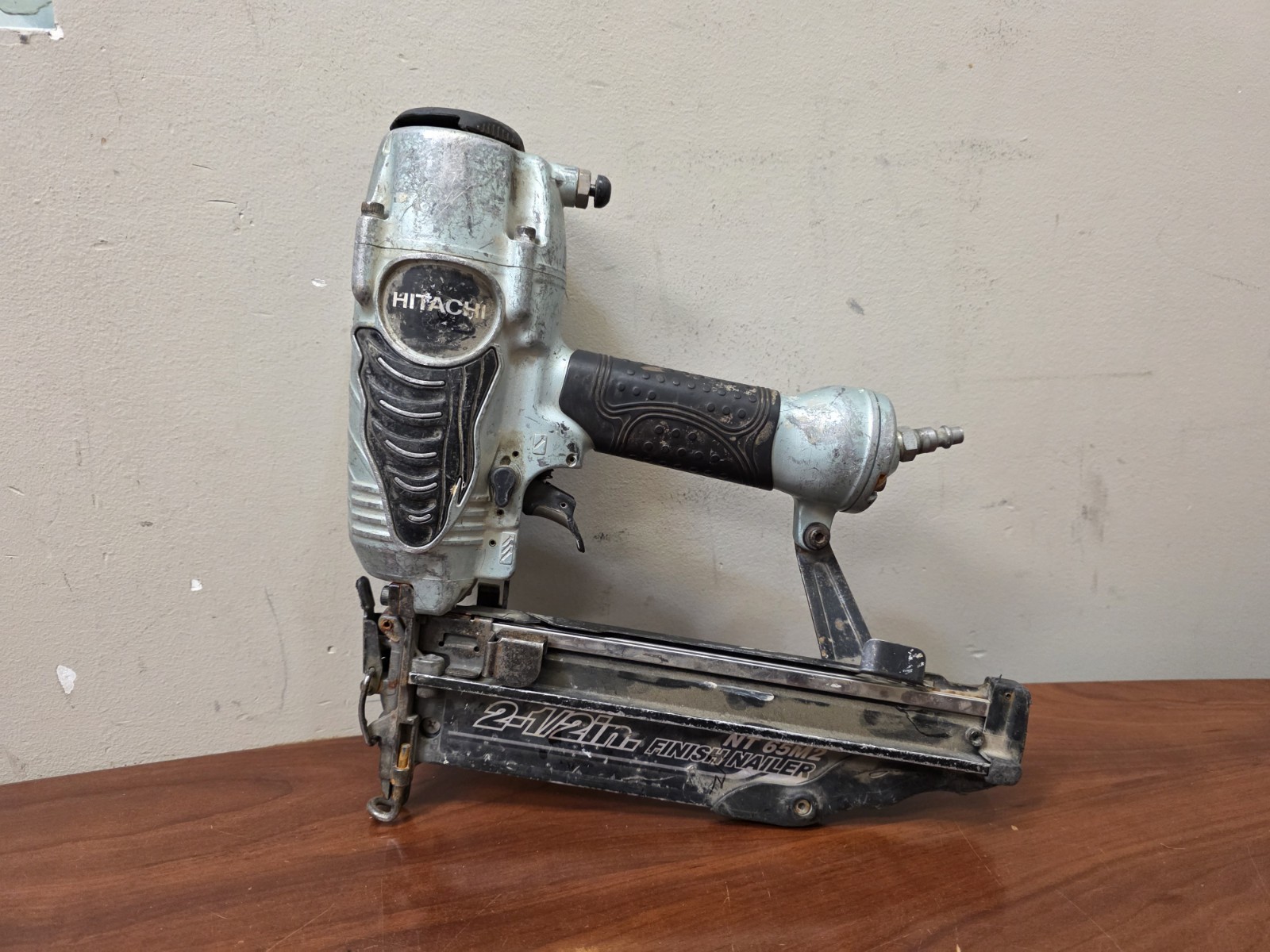 Hitachi NT 65M2(S) 2-1/2 in Pneumatic Finish Nailer Air Tool