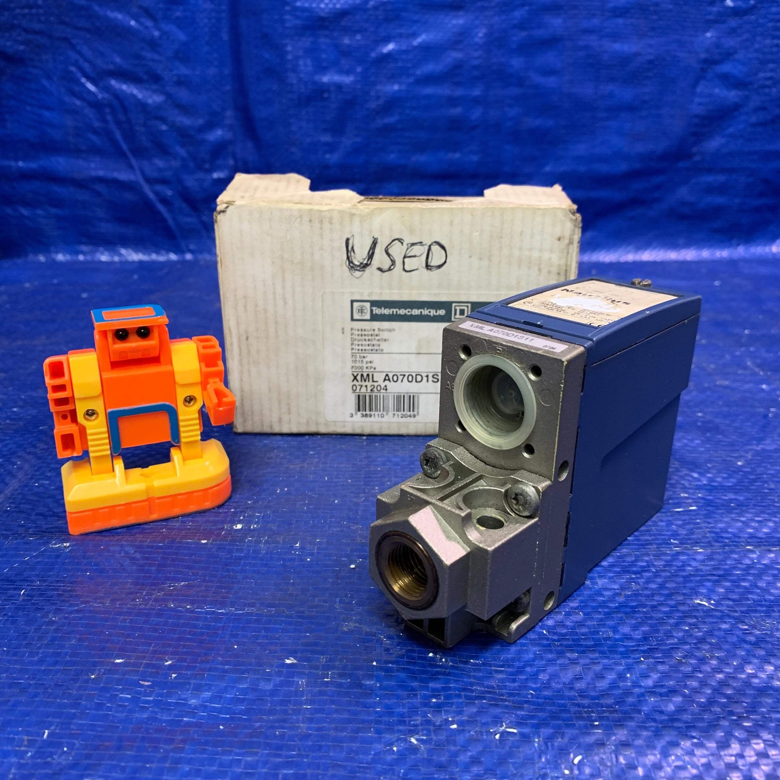 Telemacanique XMLA070D1S11 Nautilus Pressure Switch (Used)