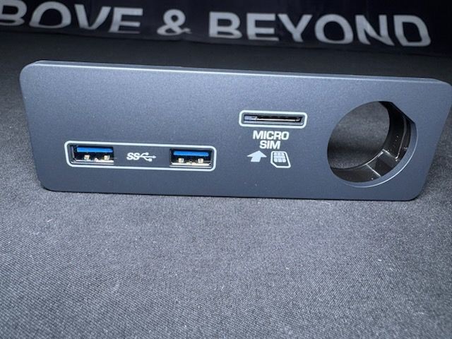 Genuine Mid USB/ Power Socket Discovery Range Rover LR106219