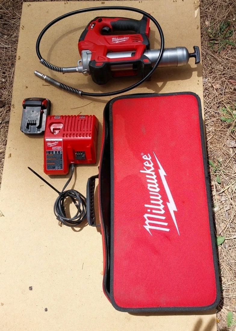 Milwaukee Tools 2646-20 18V 2-Speed Grease Gun with 5.0Ah Battery & Charger