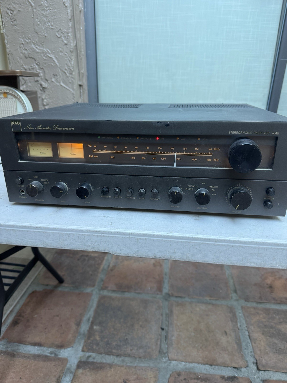 NAD 7045 stereo receiver good