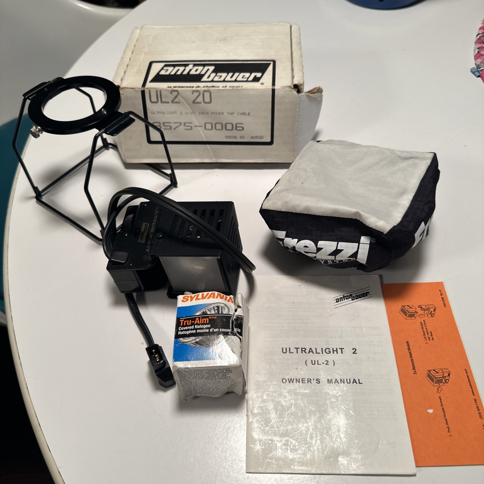 Anton Bauer Ultralight 2 W/Soft Box & Extra Bulb Owners Manual Original Box