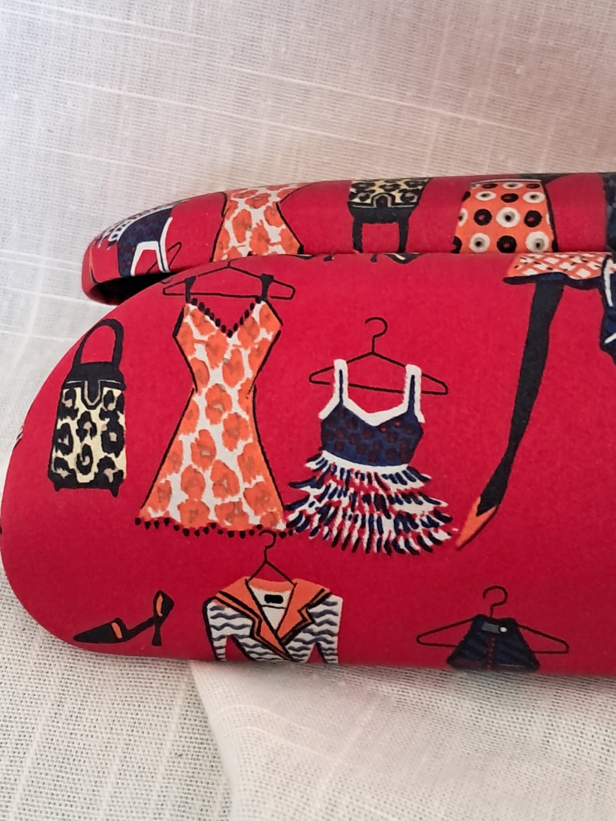 Nicole Miller vintage Fashion theme design/silk clam shell Eye Glass Case JIH