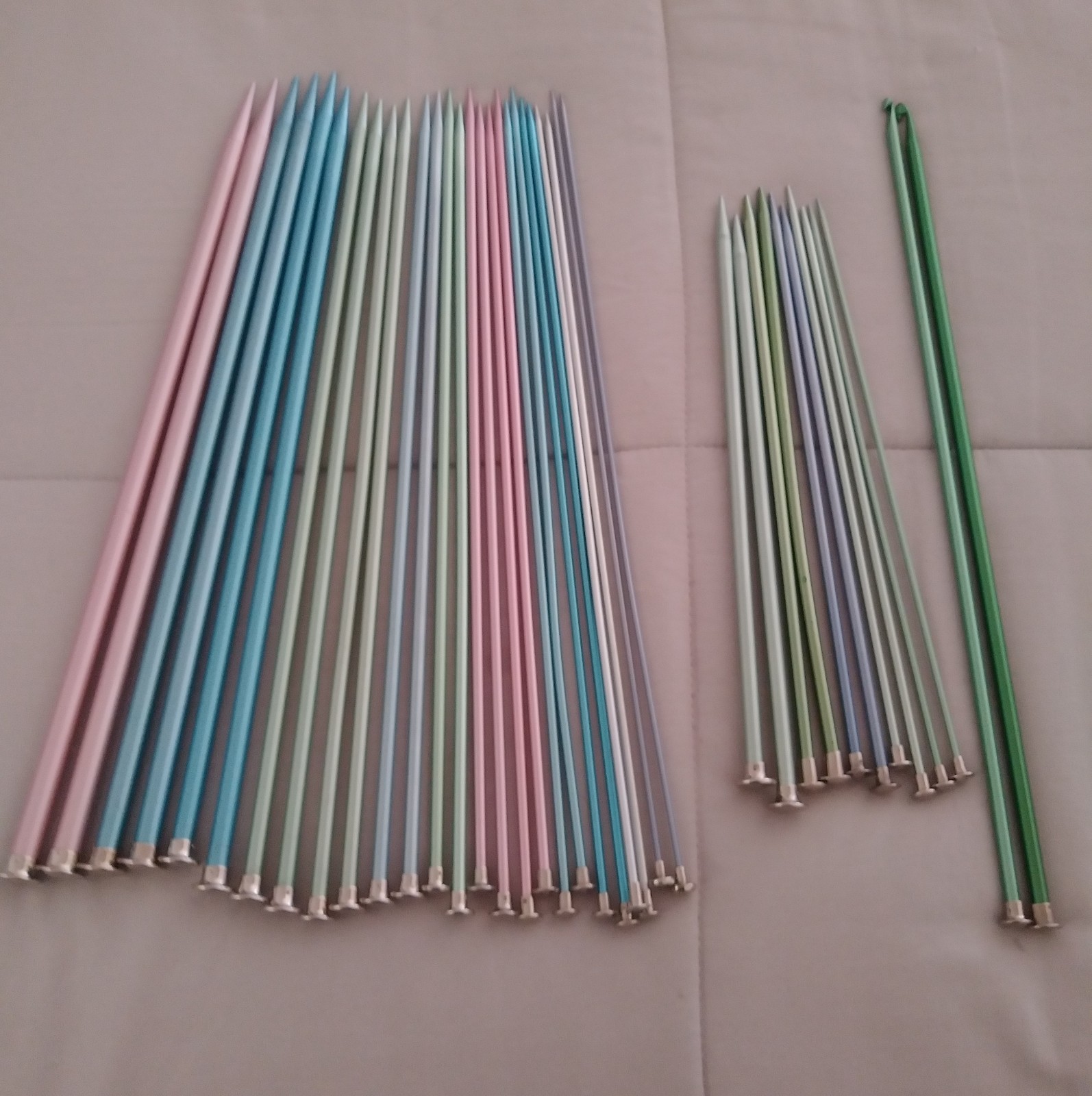 VINTAGE KNITTING NEEDLES 18 SETS AND 2 CROCHET HOOKS BOYE SUSAN BATES HERO