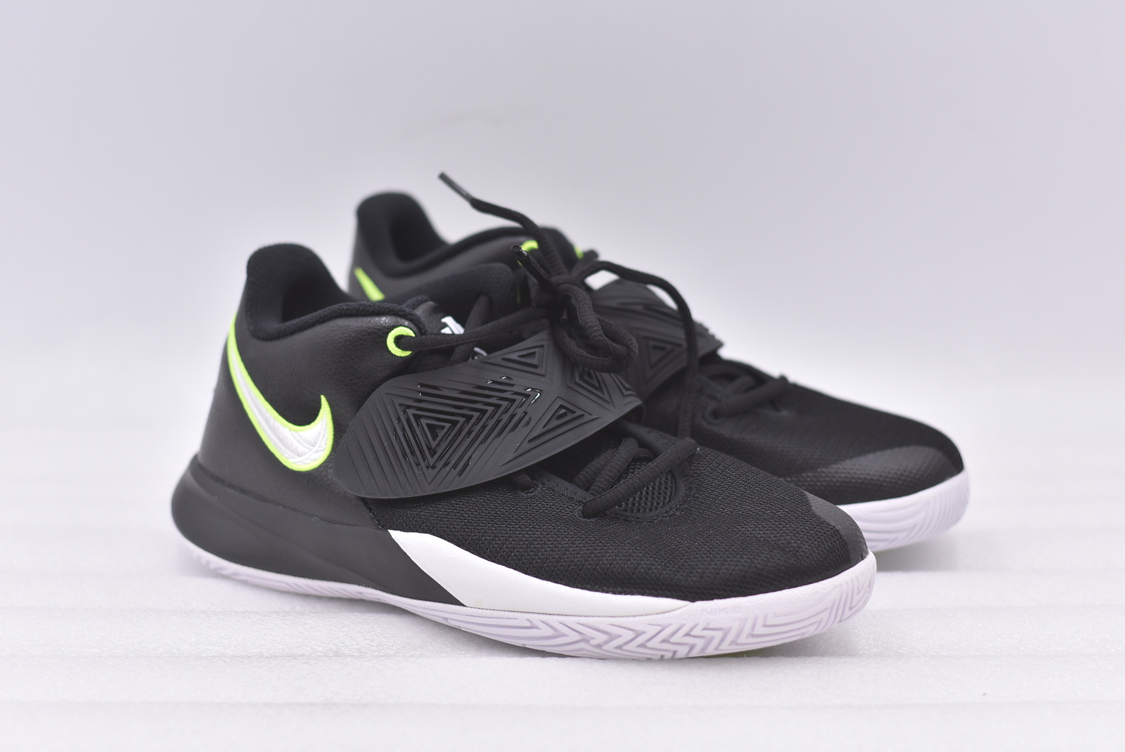Boy's Nike Flytrap III Shoes in Black/Volt Size 7Y BQ5620-001