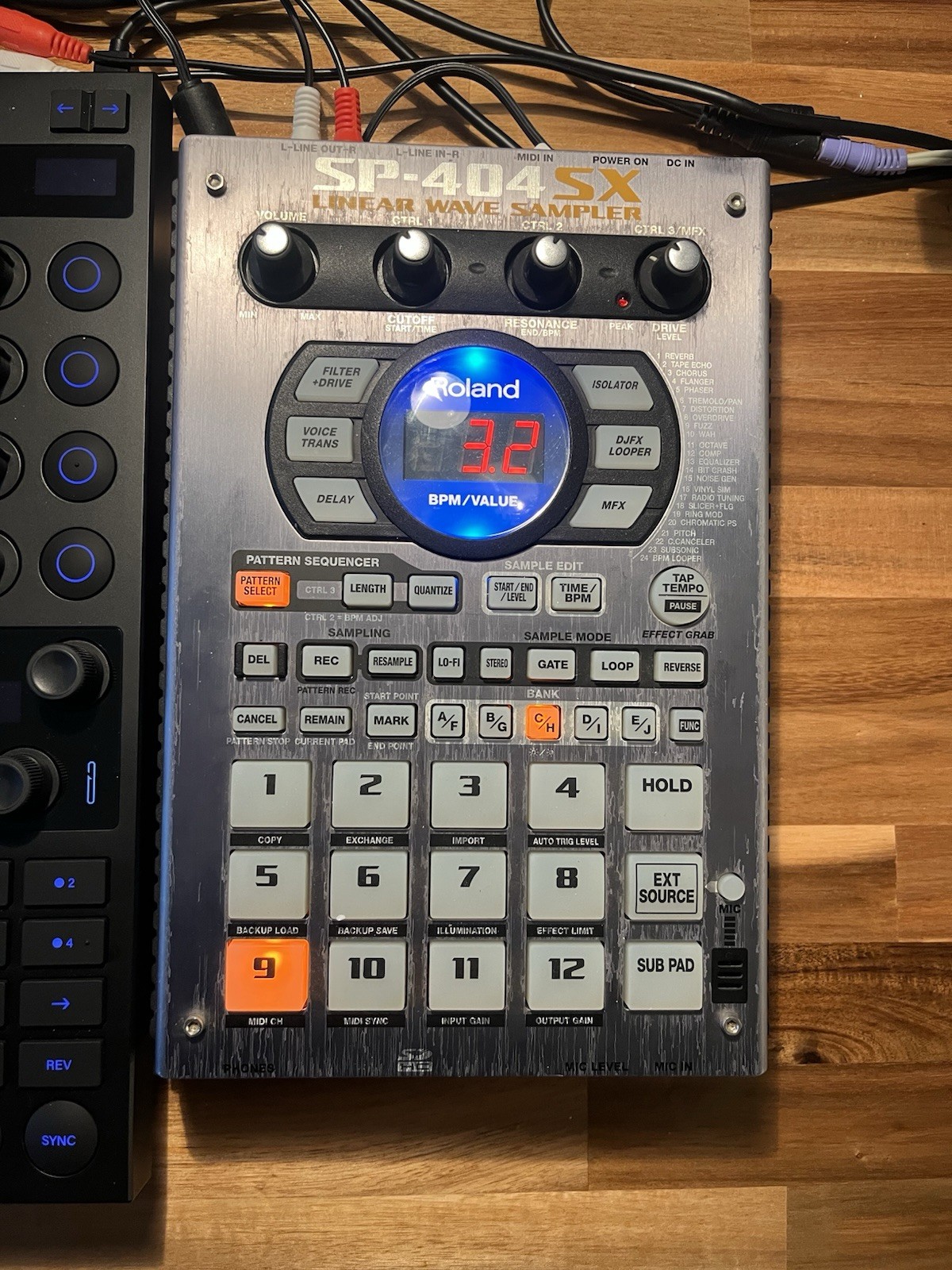 Roland SP-404SX Compact Linear Wave Sampler