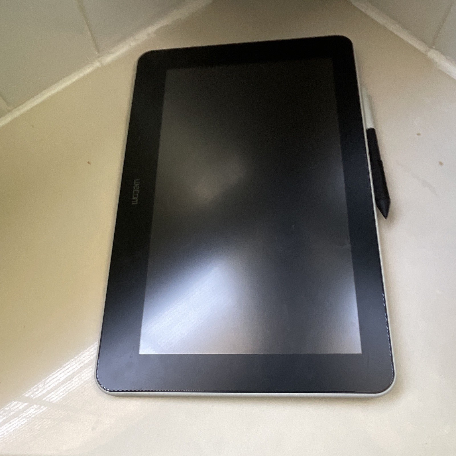 Wacom One Graphics Tablet for Drawing & Design with Stylus Pen and charger