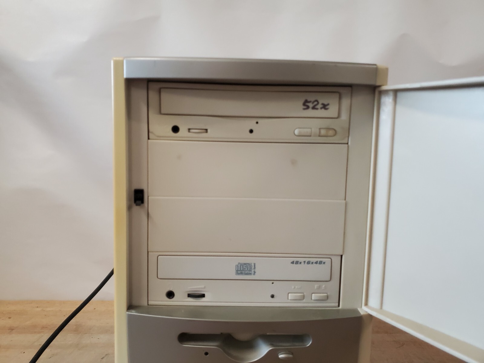 Vintage Elite PC Tower - Turns On