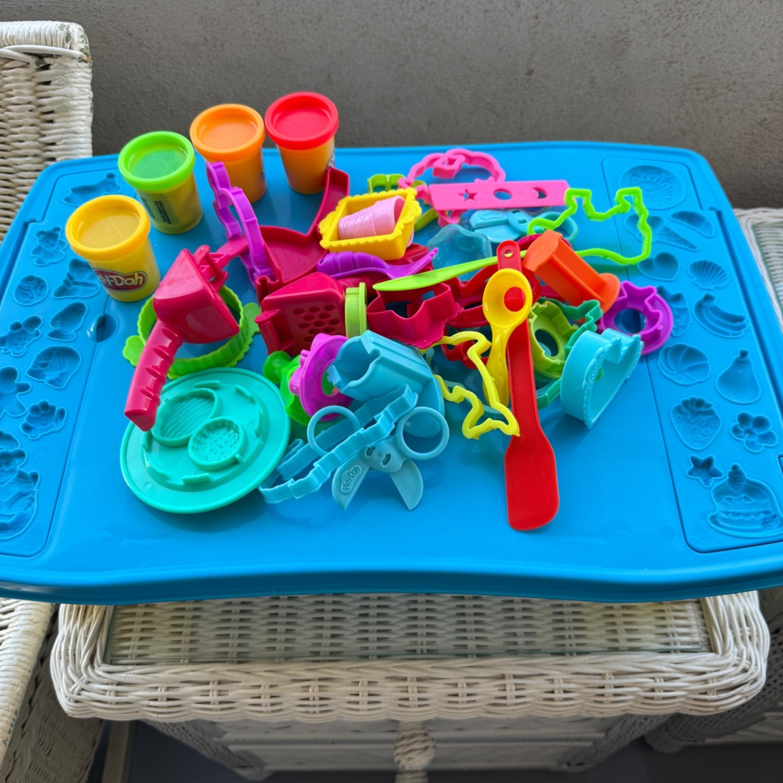 Play-Doh Play and Store Activity Table w/ Accessories