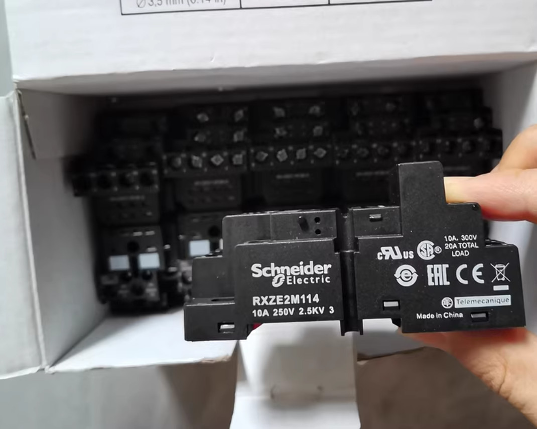 1PC NEW Schneider Relay base RXZE2M114M #YY