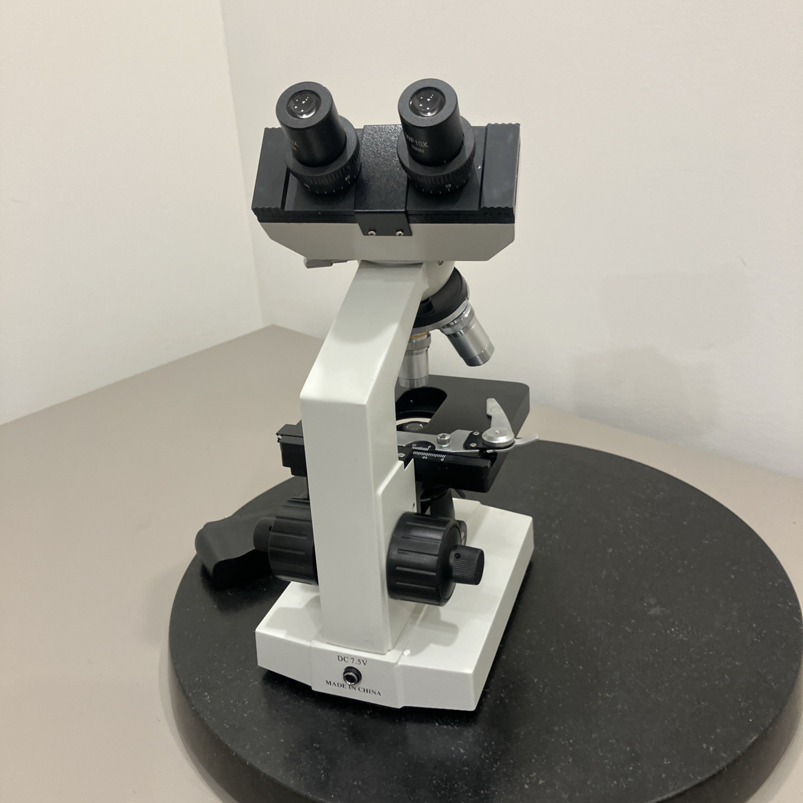 Omax M82E Compound Light Microscope w eyepieces and power cord