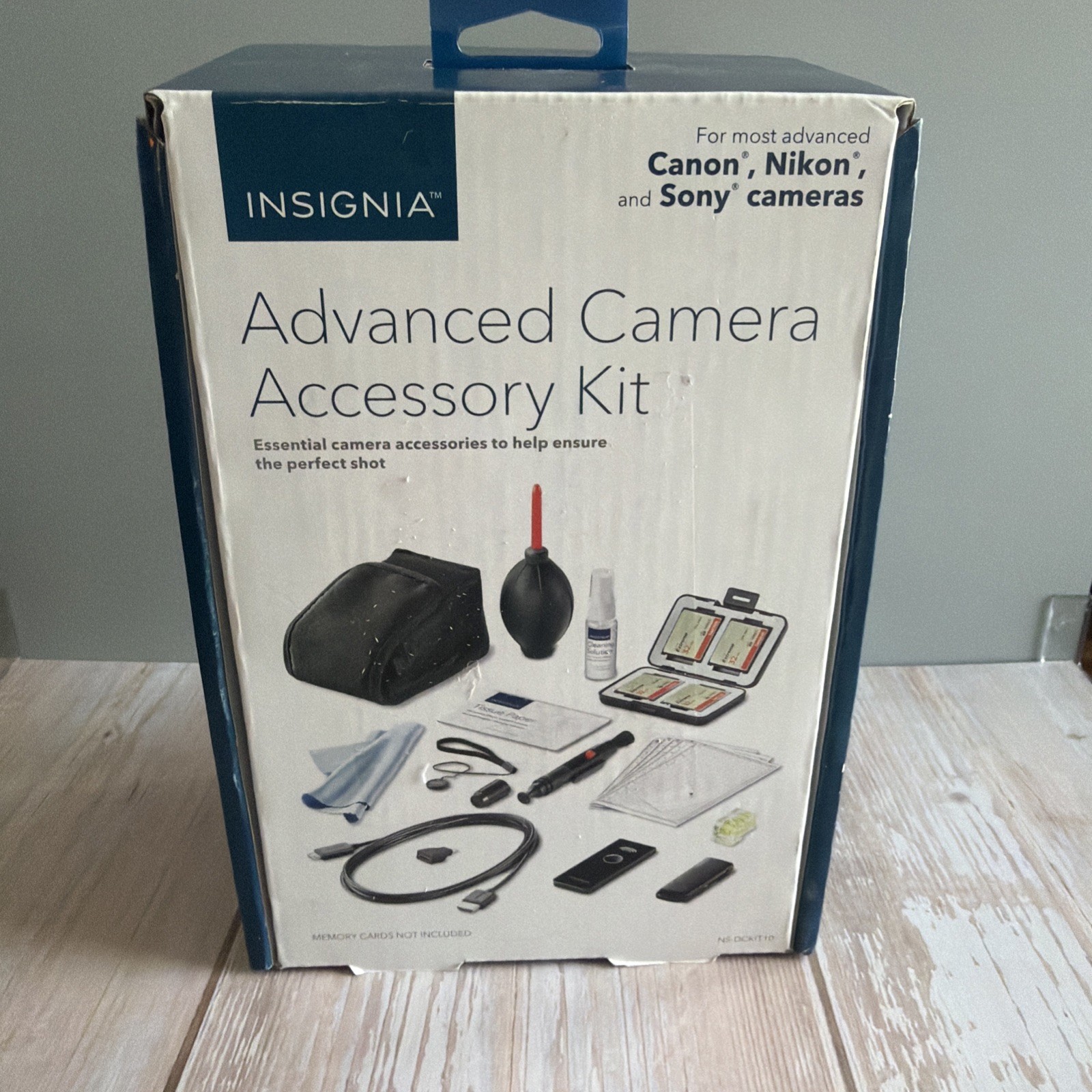 Insignia Canon/Nikon/Sony Advanced Camera Accessory Kit  Cleaning (NS-DCKIT10 )