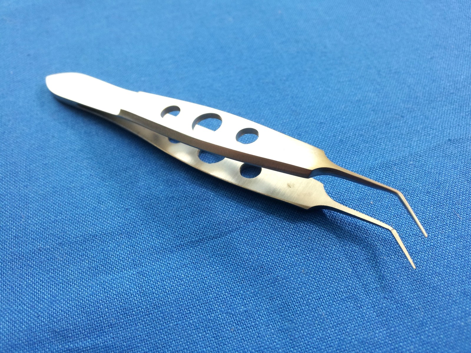 AUTOCLAVABLE CASTROVIEJO MICRO SUTURE TYING ANGLED FORCEPS SMOOTH PLATFORM 3.5"