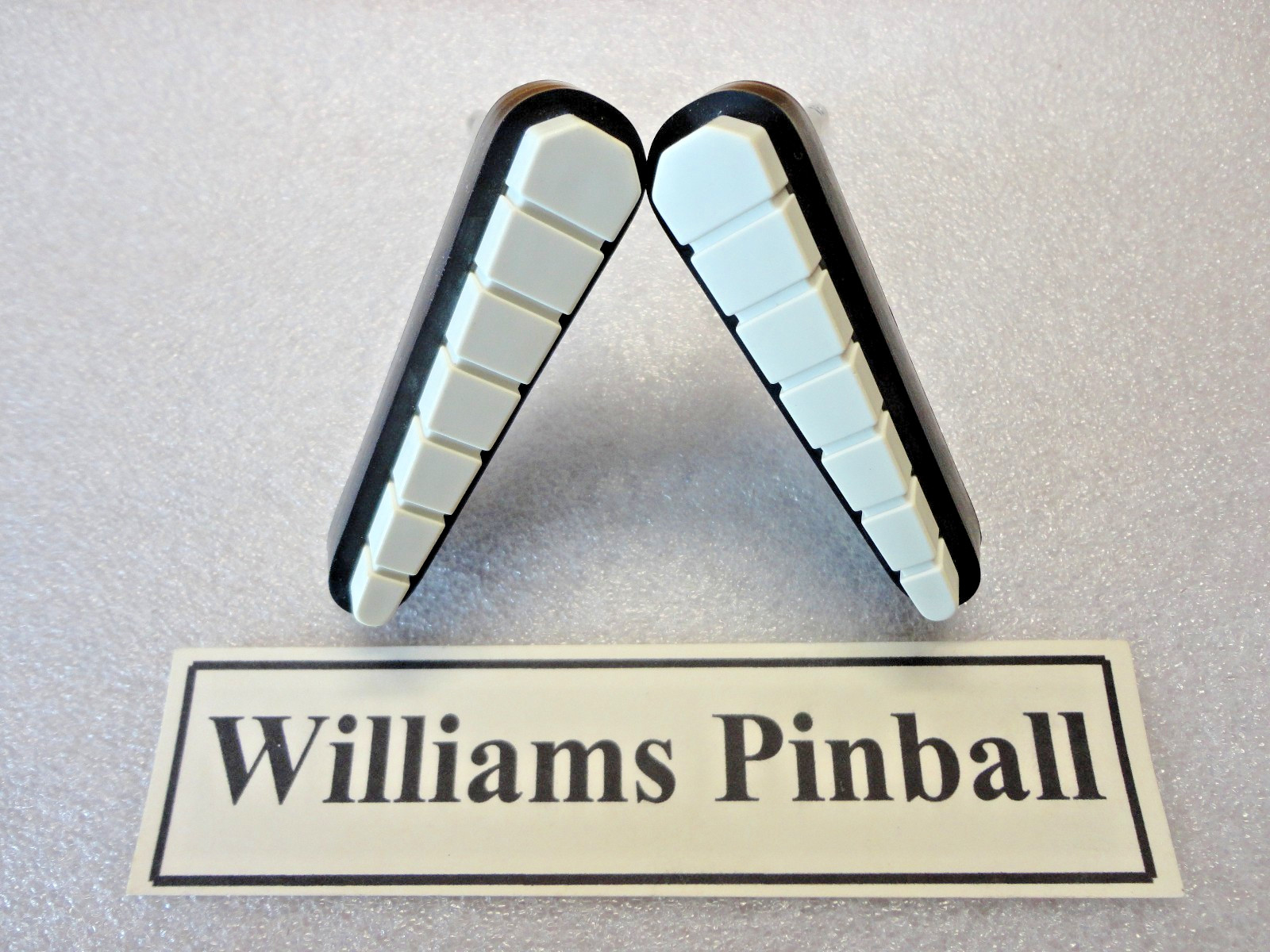 Williams Pinball White Ridges Flipper & Shaft, Includes New Black Flipper Rings.
