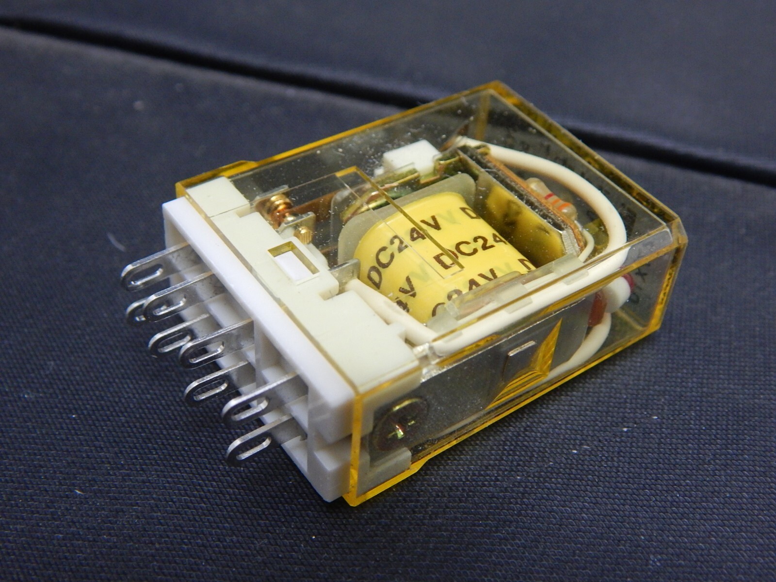 IDEC RY2S-LDC24V RELAY - USA SELLER FAST SHIPPING RY2S-L 24VDC