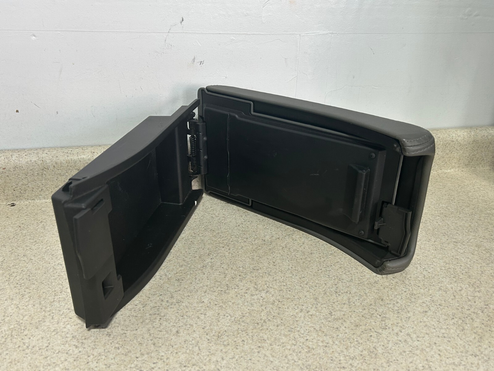 2008 2012 Chevy Malibu Center Console Arm Rest Lid Leather Gray OEM