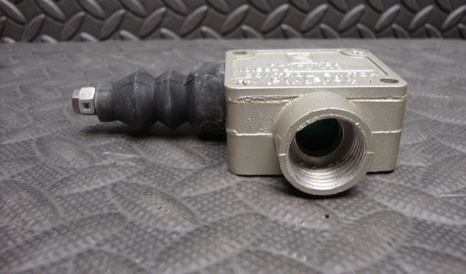 NEW Control Switch ES4-KM6 Limit Plunger Switch