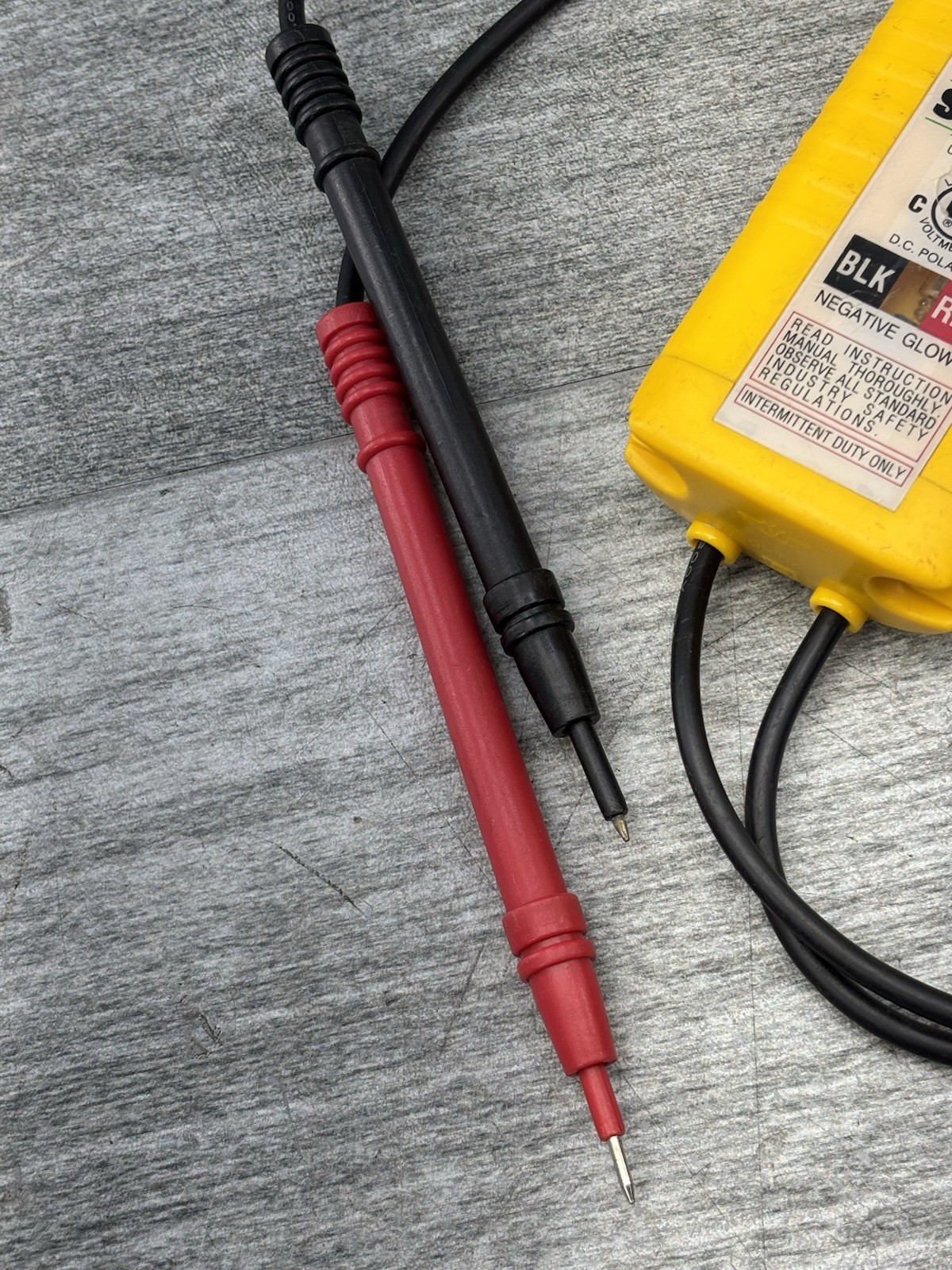 Sperry Voltector Voltage Tester V-11A Voltmeter AC/DC 600V Max