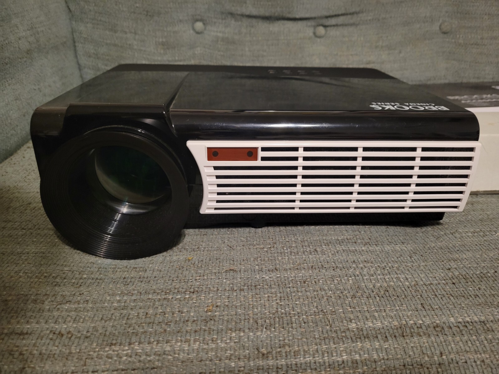 Brooks Cinema Series VT40 Home Theater Projector & Ceiling Mount Open Box Bundle