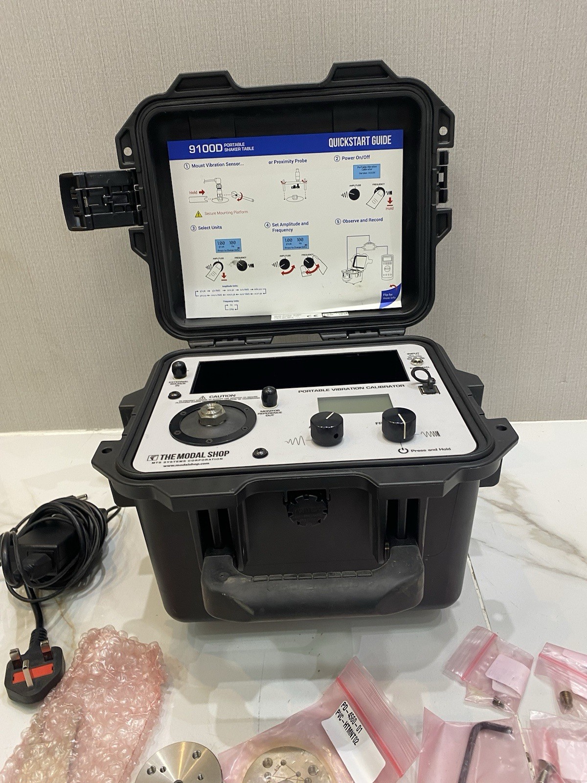 THE MODAL SHOP 9100D Portable Vibration Calibrator