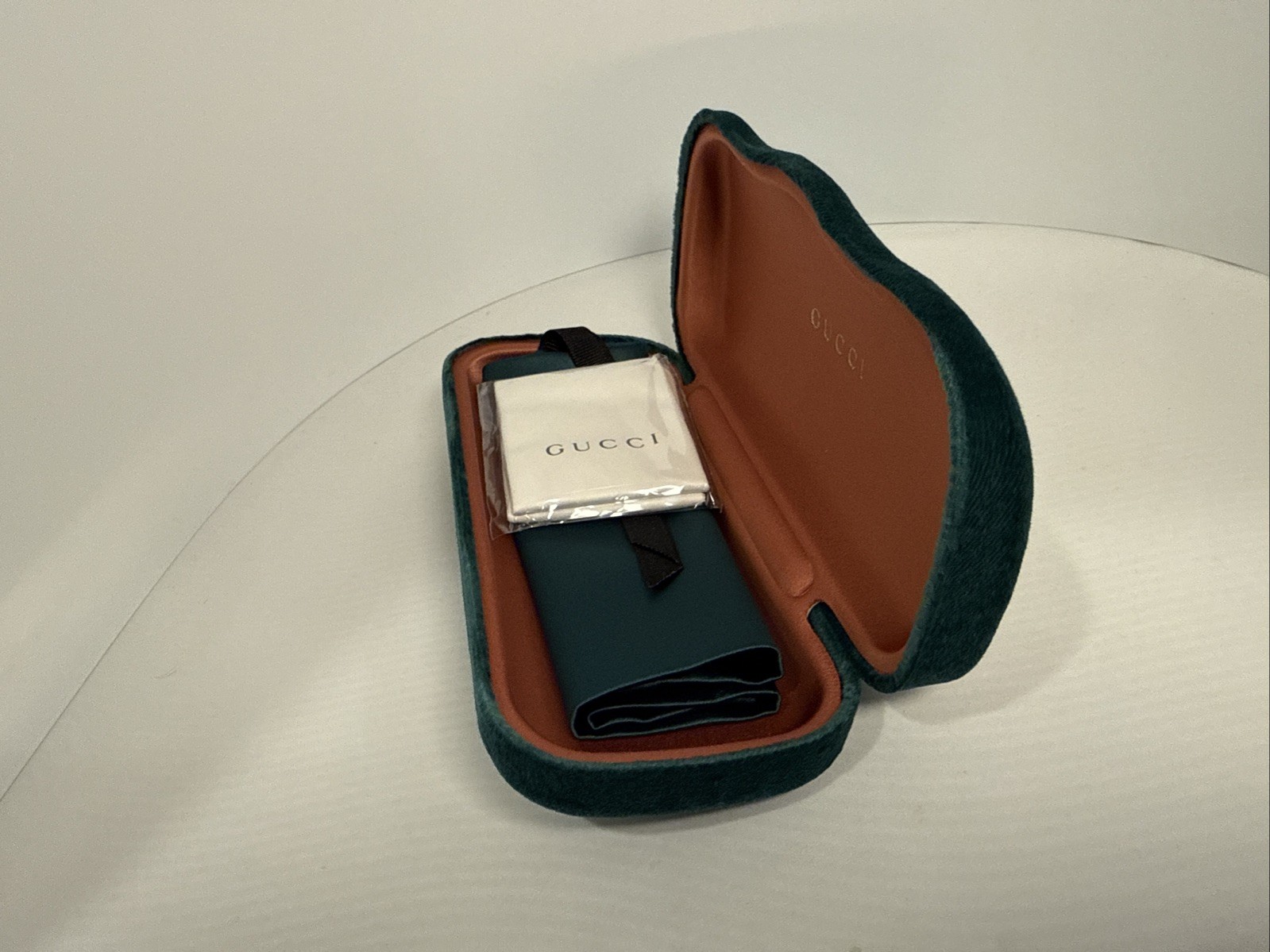 Gucci, GREEN, Small, Velvet Clamshell case