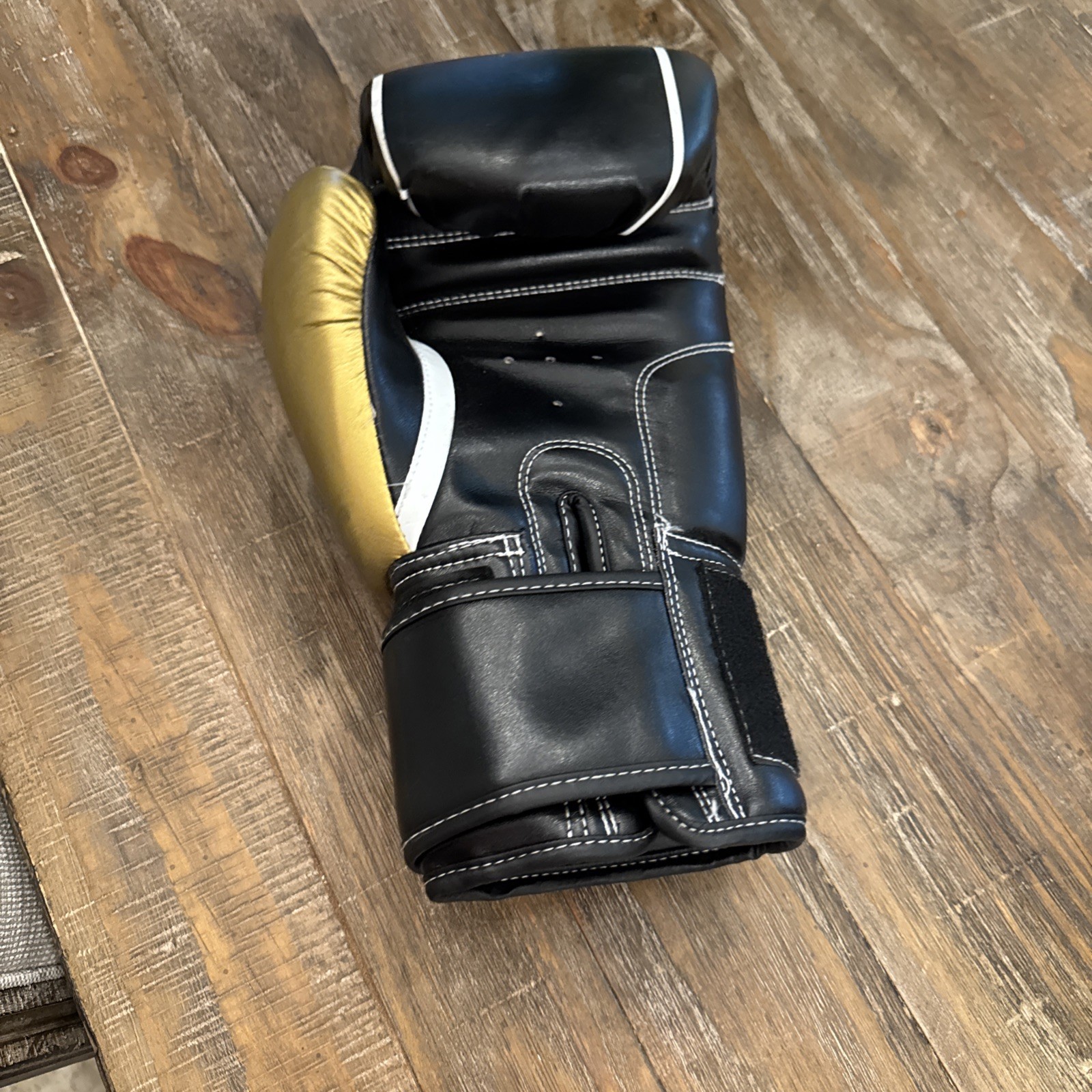 Wudan Fists 16 Oz Left Boxing Glove