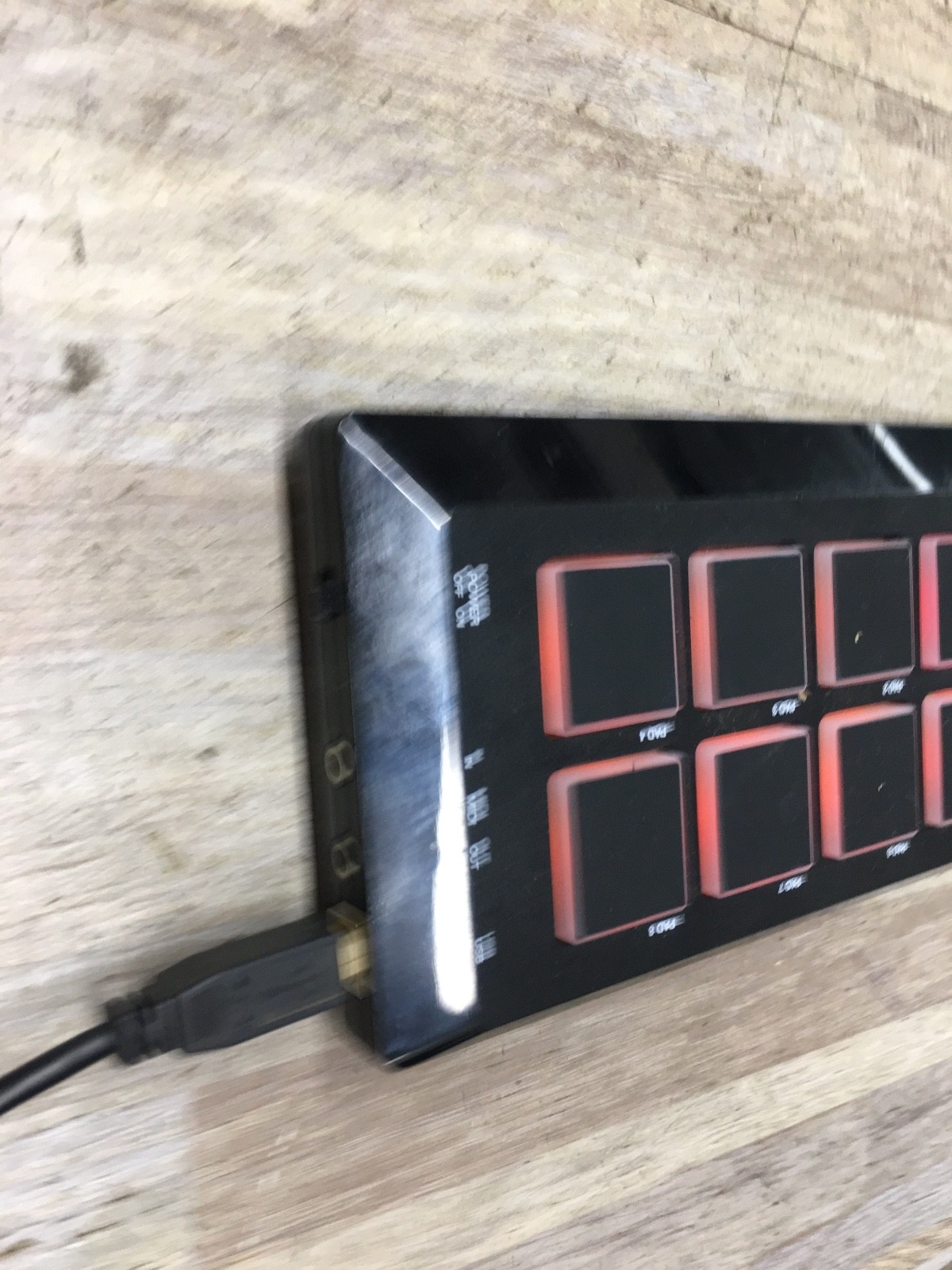 AKAI Professional MPX8 - Portable Sample Pad Controller with cable .