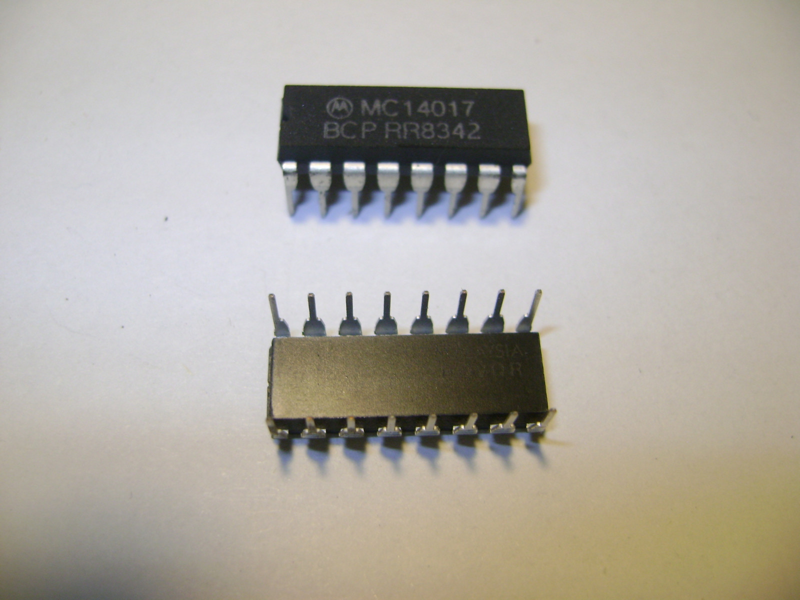 2PCS. MOTOROLA MC14017 BCP RR8344 INTEGRATED CIRCUIT IC CHIP SHIP FROM USA RE7