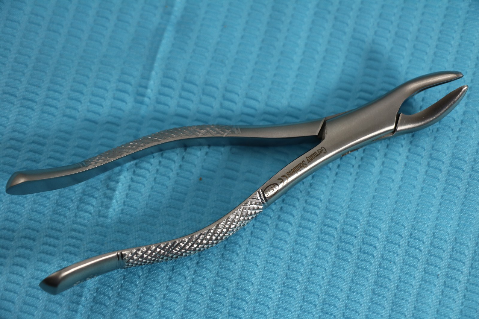 NEW GERMAN Dental Tooth Extracting EXTRACTION Forceps #151S with Serrated Jaw