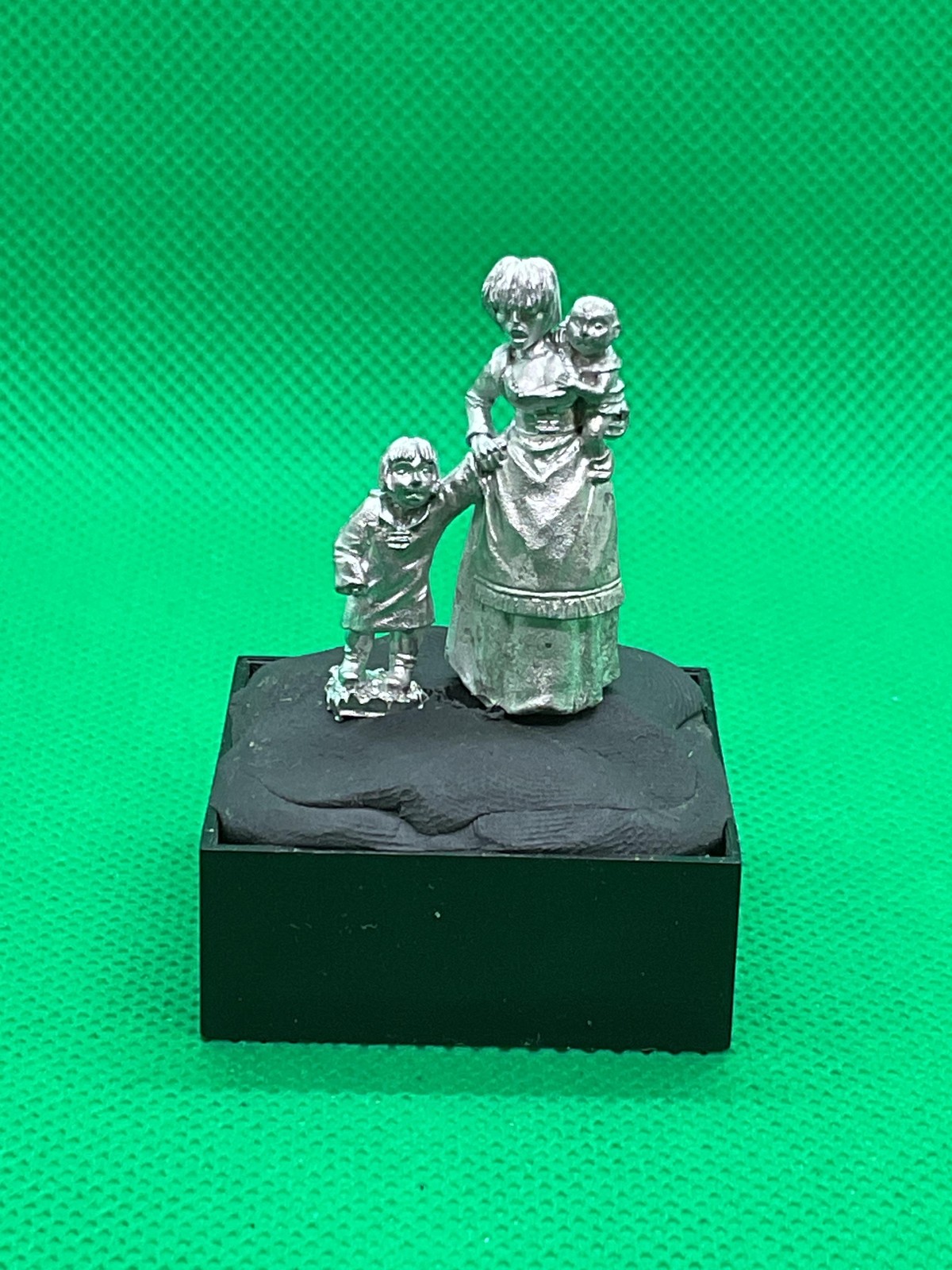 Reaper Miniatures Mother With Two Children DnD Traitors Toll Frostgrave RPG