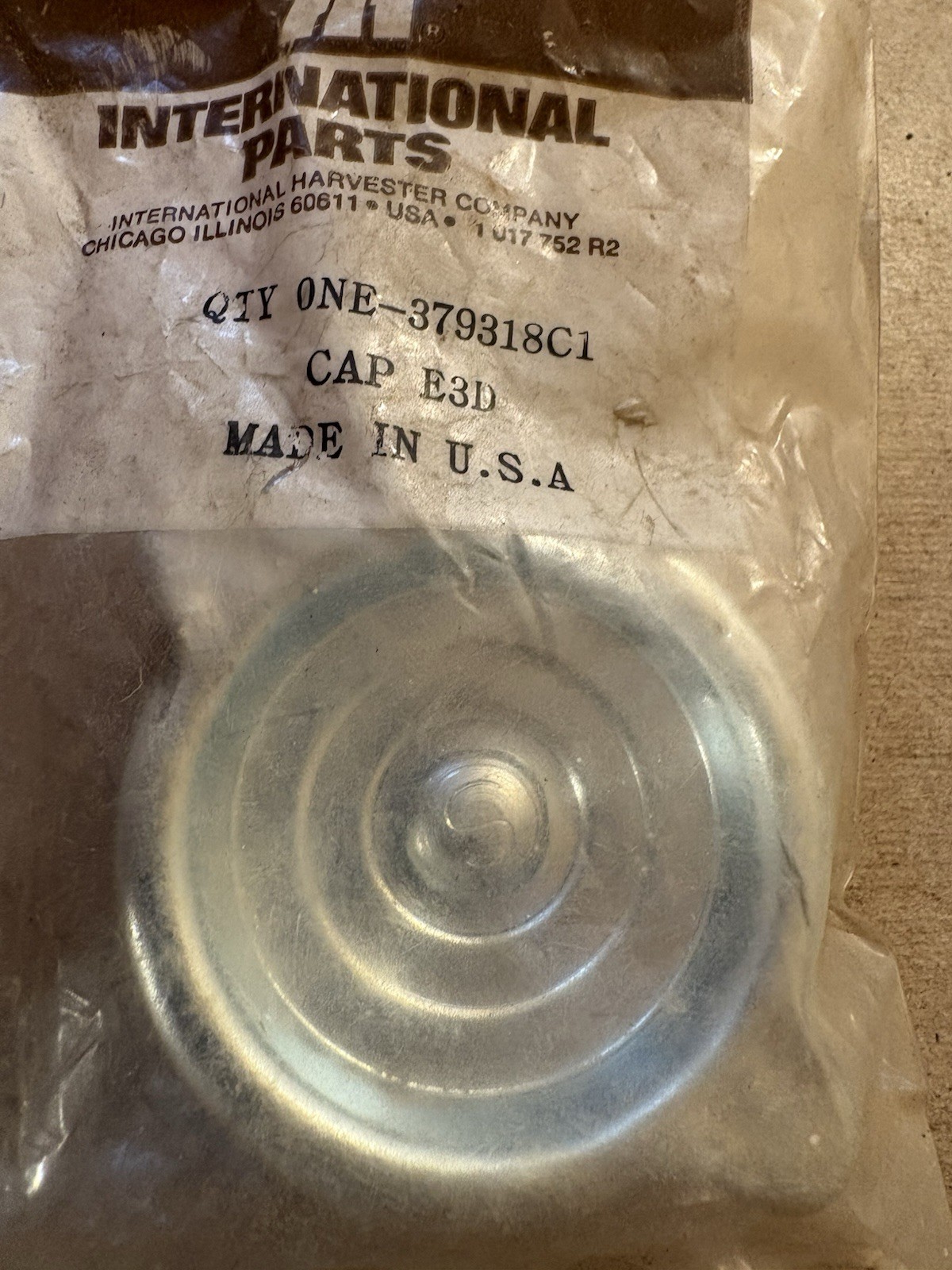 GENUINE OEM NOS INTERNATIONAL 379318C1 CAP OIL FILLER CAP MADE IN USA [9911E]